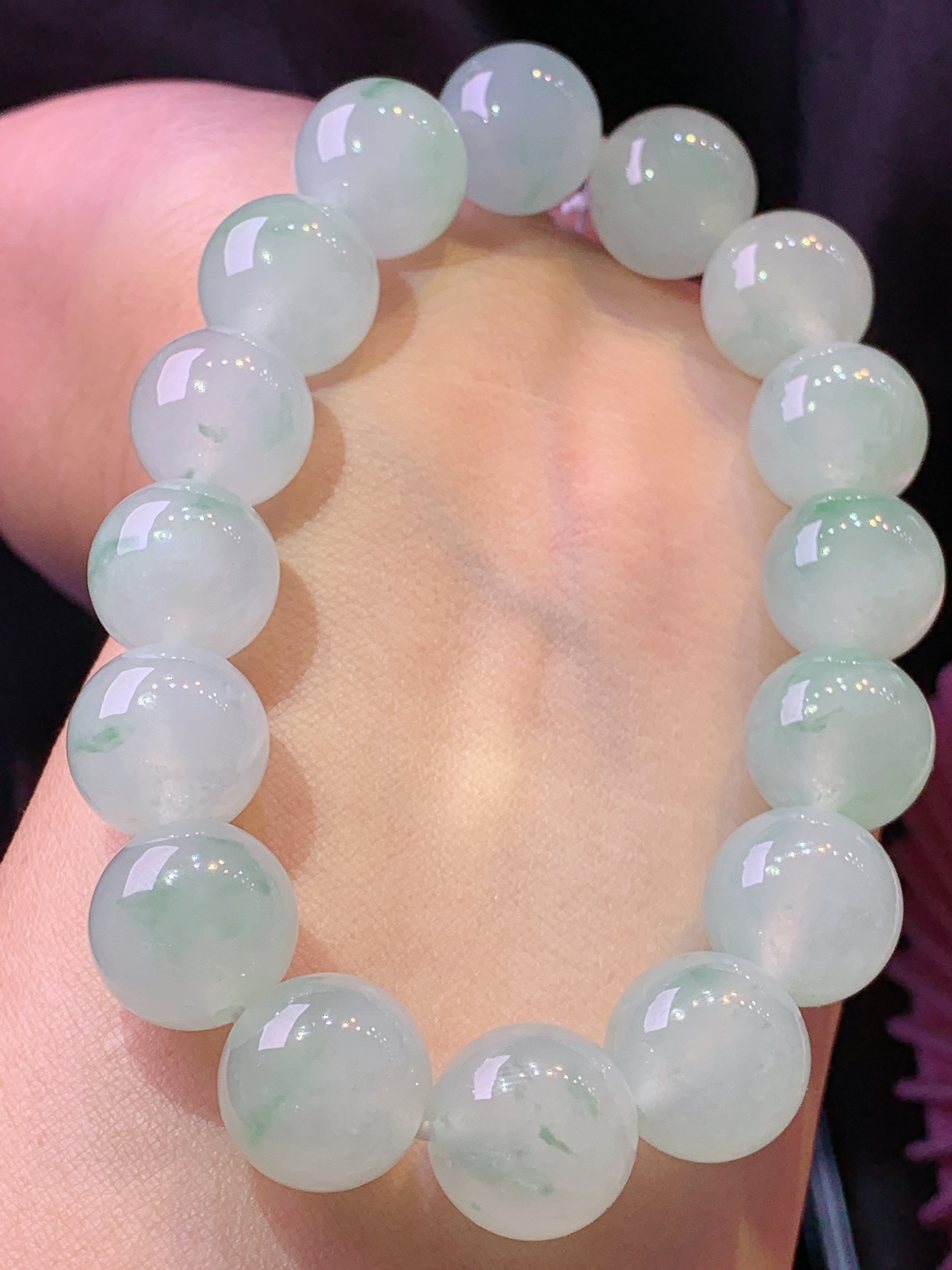 冰种飘绿圆珠手链 玉质细腻 色泽艳丽清新 水润亮眼 整体尺寸12.5h3