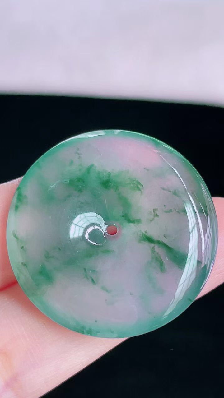 【翡翠名称】老坑种高冰飘花平安扣吊坠
【翡翠尺寸】直径厚度29.9/5.6mm
【翡翠描述】宝贝种老水足，玉质细腻，色泽靓丽，性价比高，佩戴效果好！
【其它赠送】权威证书/精美挂绳盒子/支持全国复检