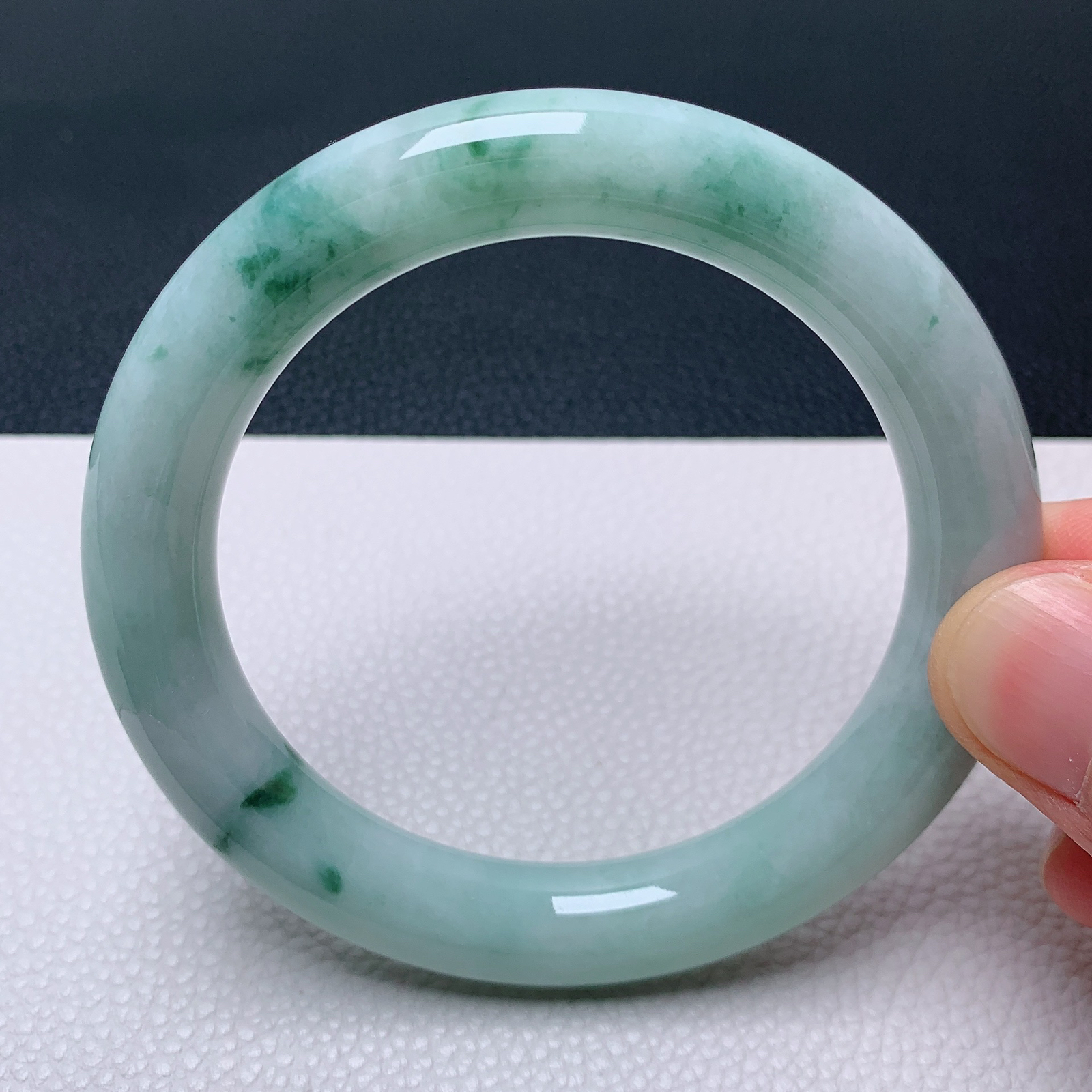 天然翡翠圈口58-59老坑飘花圆条手镯 玉质细腻 种水好 尺寸：58.3-10.6-10.6mm  