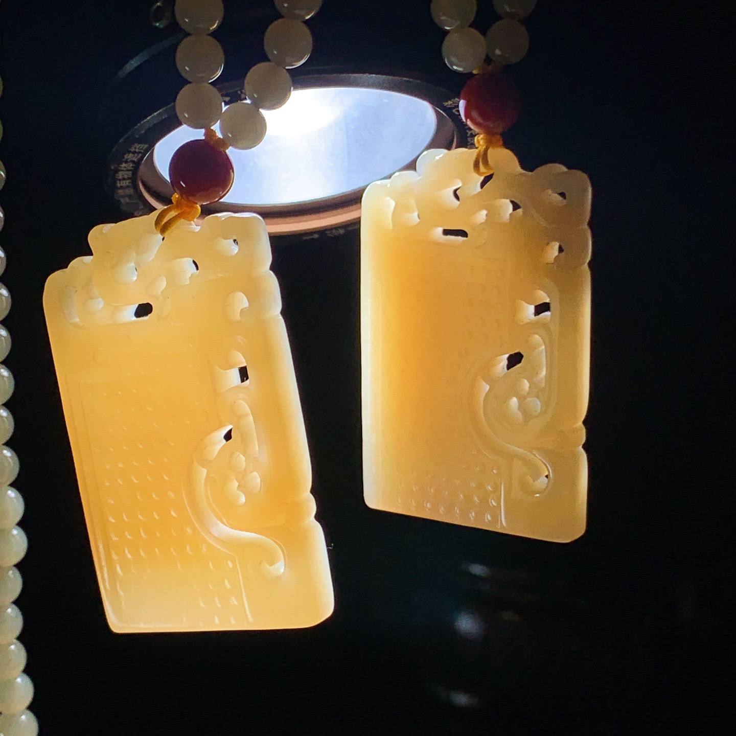 新疆和田玉且末糖仿古龙凤对牌子挂件。尺寸53/32/6重122.8克 玉质细腻油润 底色纯净 脂粉好，品质好。lt260328