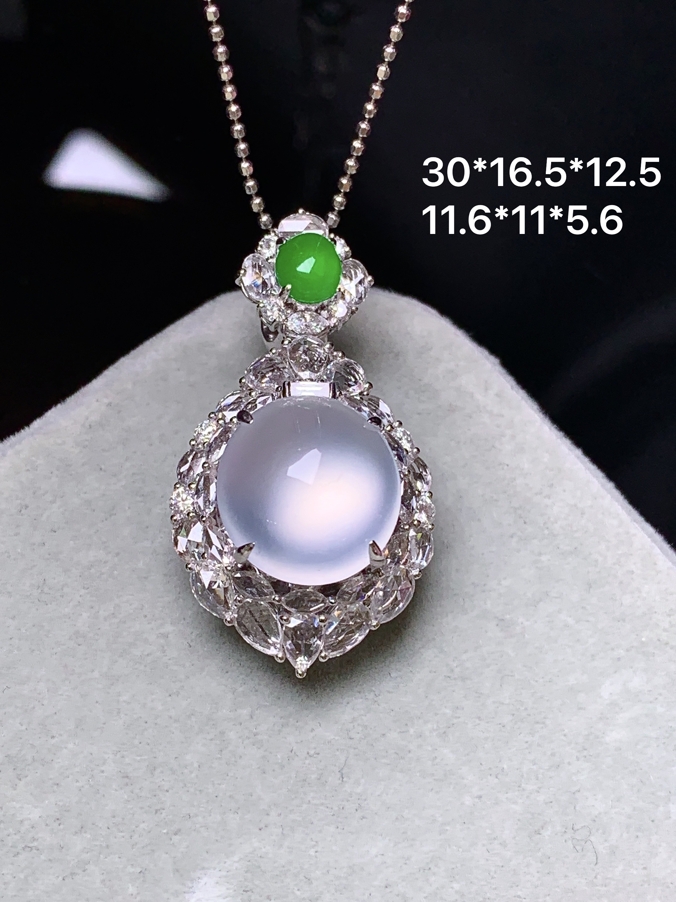 18k金钻镶嵌玻璃种蛋面吊坠 玉质细腻 色泽艳丽清新 水润亮眼 整体尺寸30*16.5*12.5j4