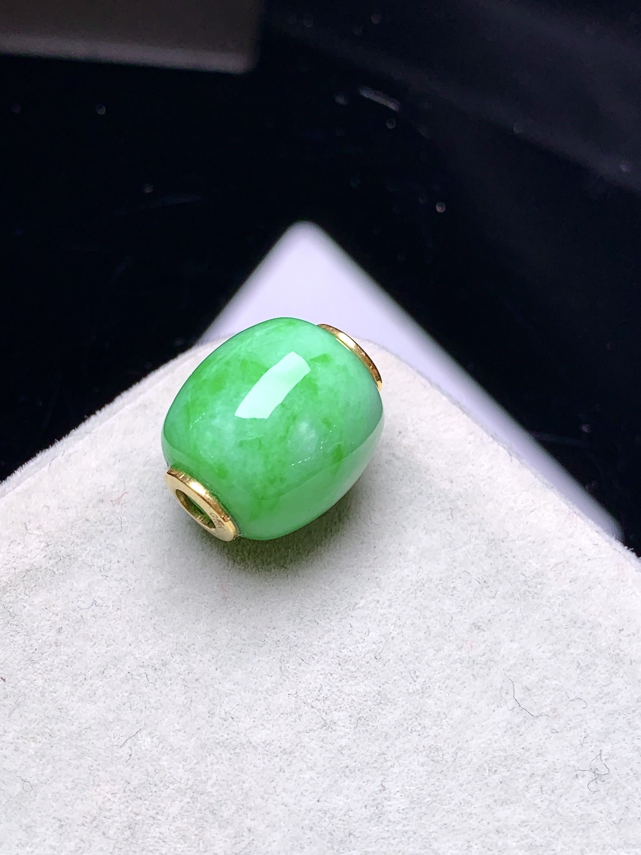 18k金镶嵌翠绿路路通吊坠 玉质细腻 色泽艳丽清新 水润亮眼 整体尺寸12.3b1