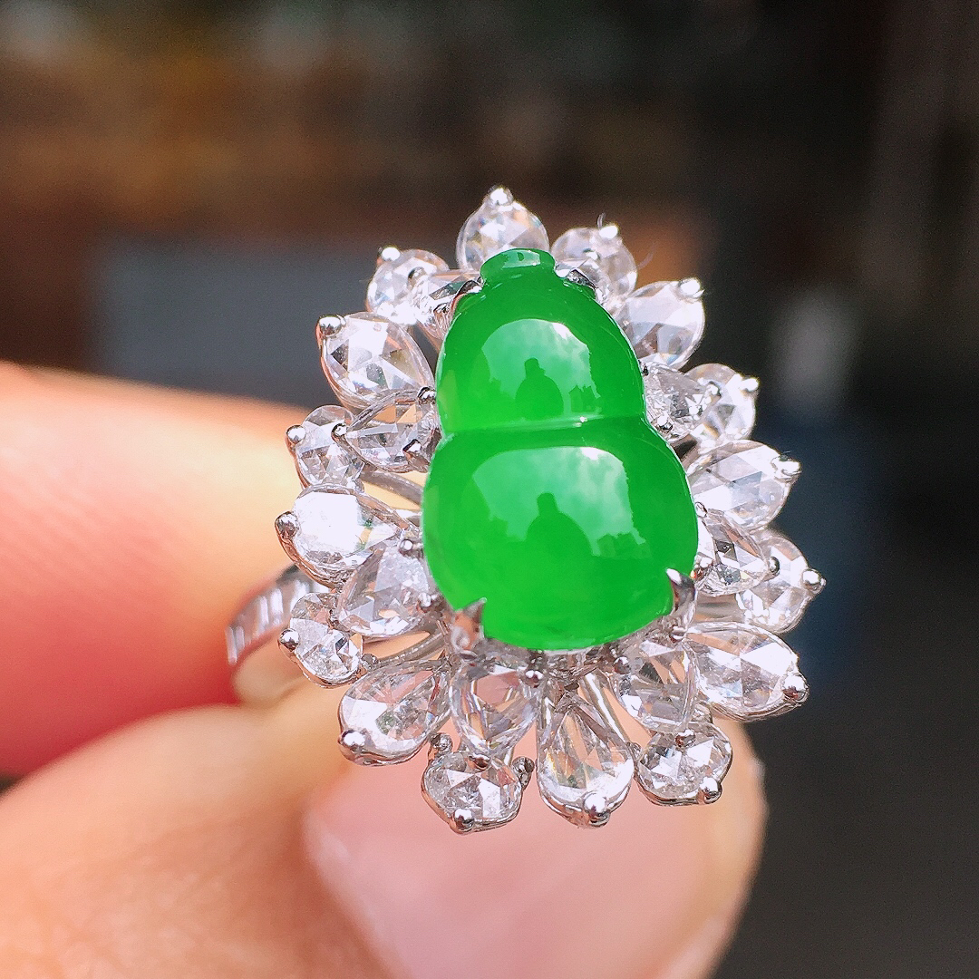 阳绿葫芦色泽均匀艳丽，玉质细腻，荧光感超
强，饱满圆润，尽显优雅气质，18k
金豪华镶嵌