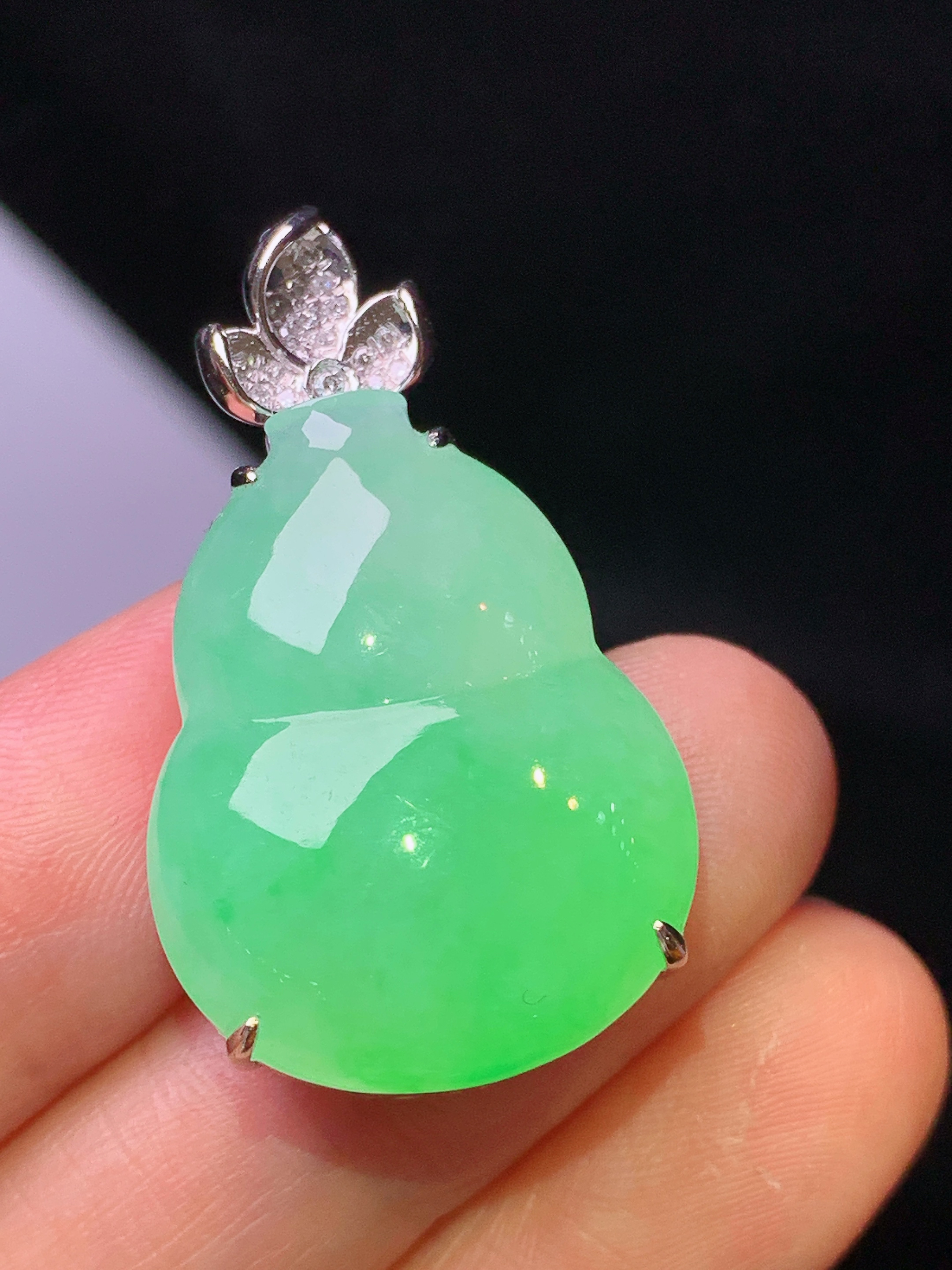 18k金钻镶嵌翠绿葫芦吊坠 玉质细腻 色泽艳丽清新 水润亮眼 整体尺寸33.5*19.3*10.5f