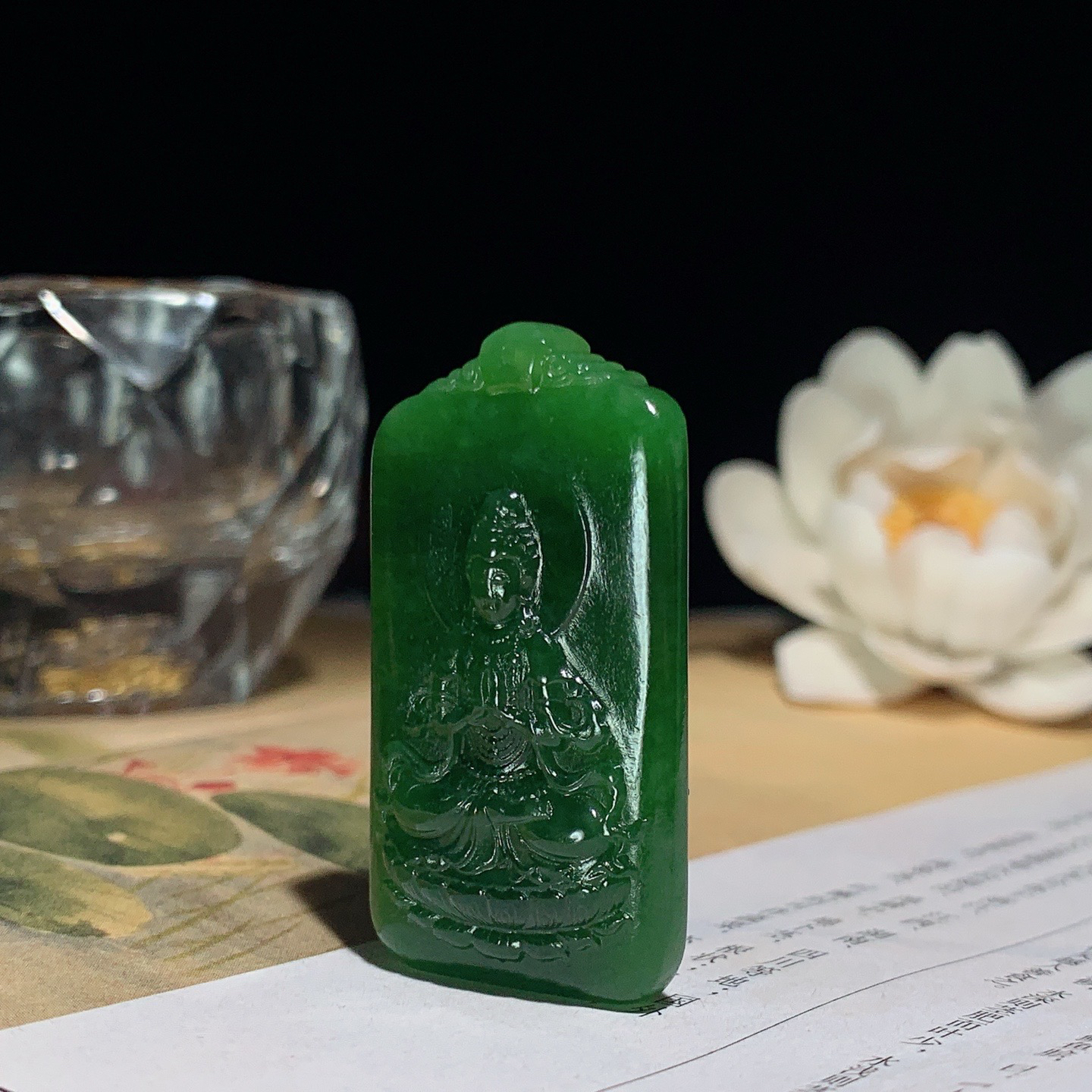 和田玉阳绿俄罗斯碧玉坐莲观音牌子挂件。尺寸42/24/8重18克 玉质细腻油润 底色纯净 脂粉好，品质好。lt260328