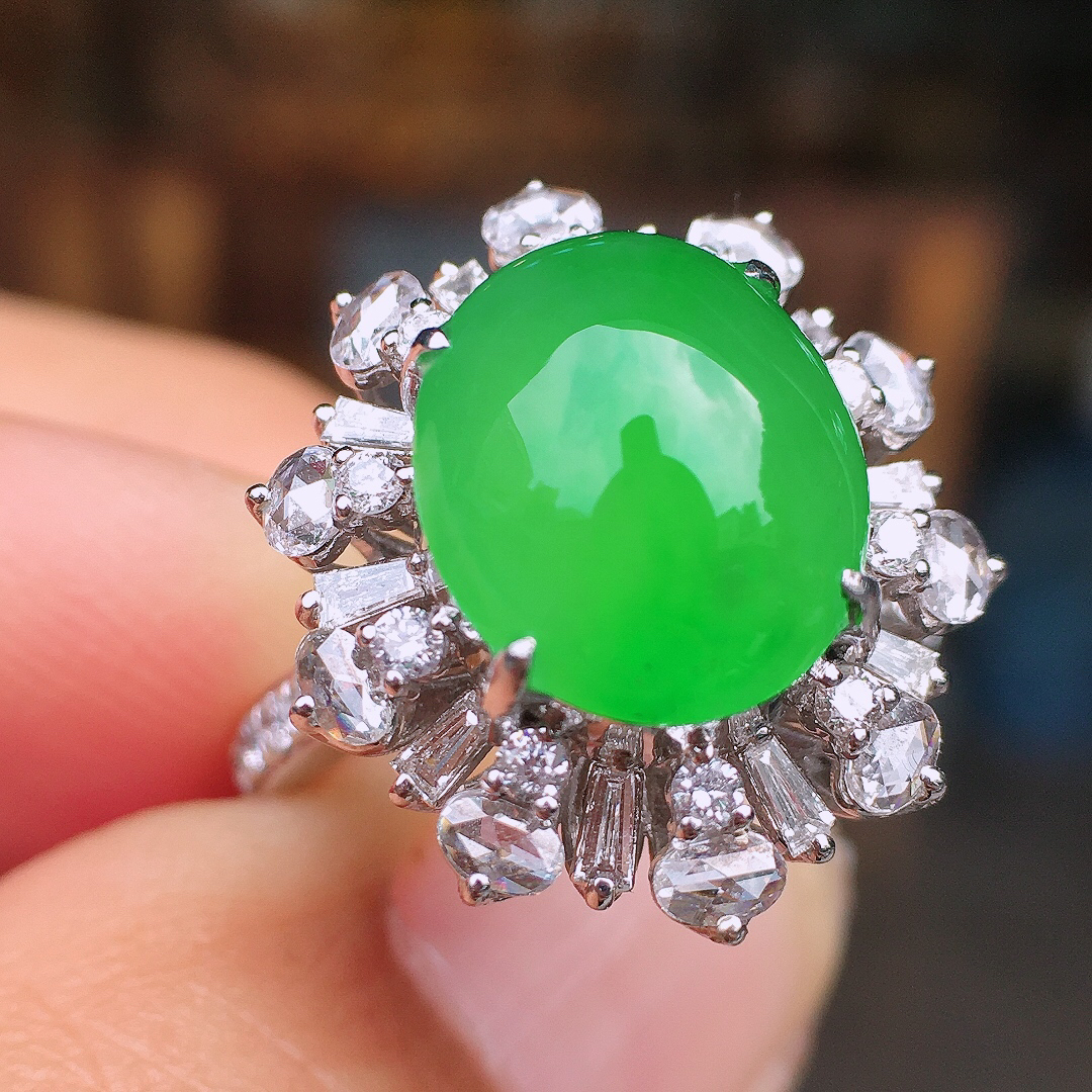 阳绿葫芦戒指，色泽均匀艳丽，玉质细腻，荧光感超
强，饱满圆润，尽显优雅气质，18k
金豪华镶嵌