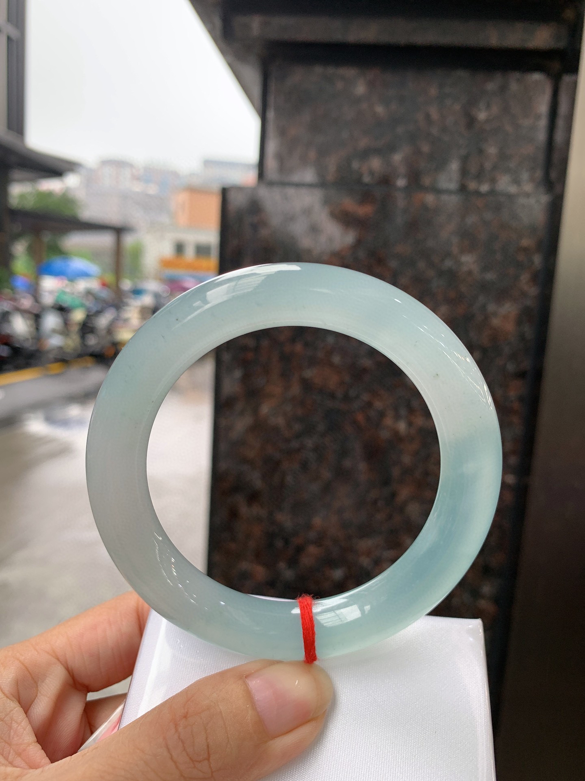 冰蓝圆条
59.2-11.3-11.7
底妆冰透，千变万化的冰晴蓝底色，拥有海的颜色，却散发着星空的光芒，这是一只来自冰川蓝的清冷气质仙女镯。