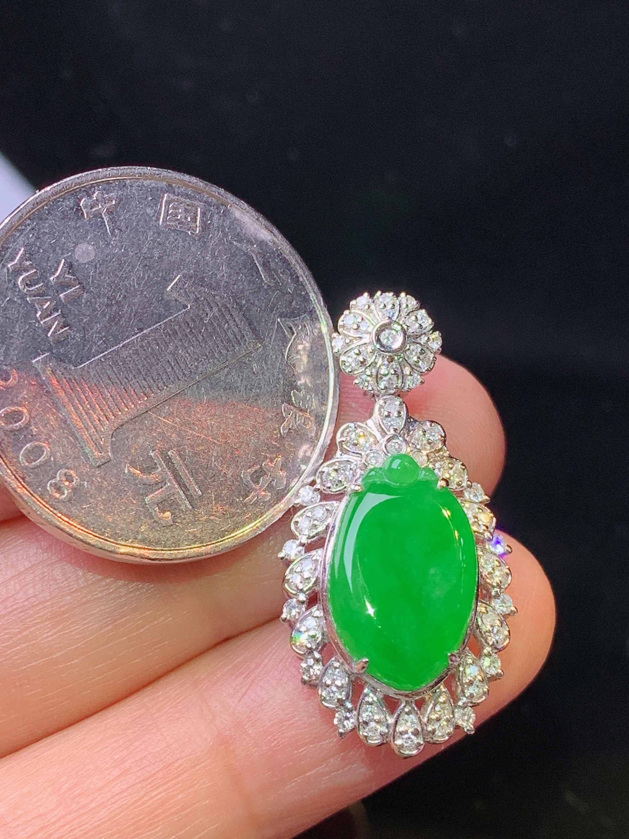 18k金钻镶嵌满绿福瓜吊坠 玉质细腻 色泽艳丽清新 水润亮眼 整体尺寸29*14.8*8.3c2