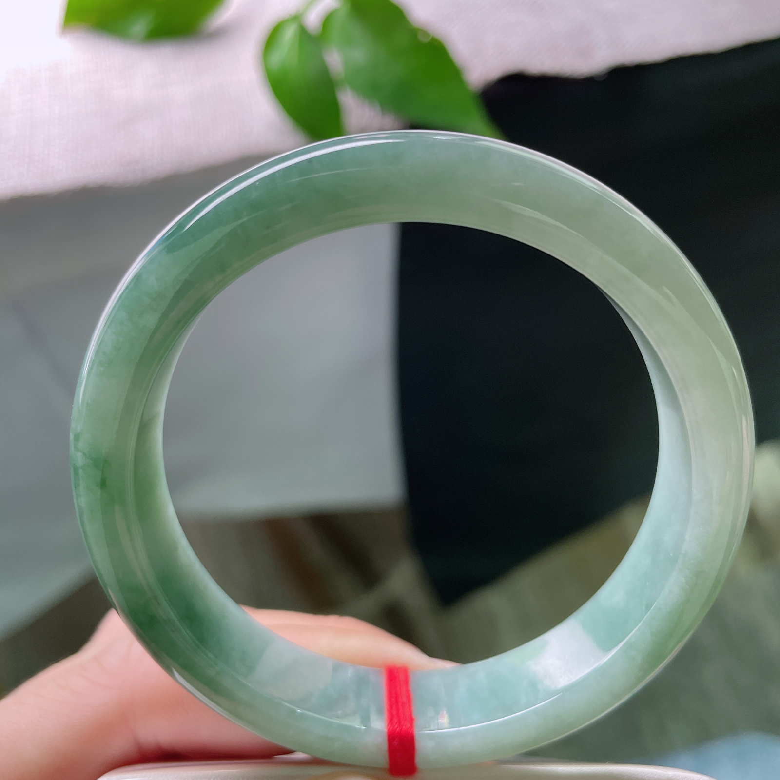 57/12.4/8.9，浅油绿底正圈，水头好，种老，青绿如诗，温润如玉。无纹裂