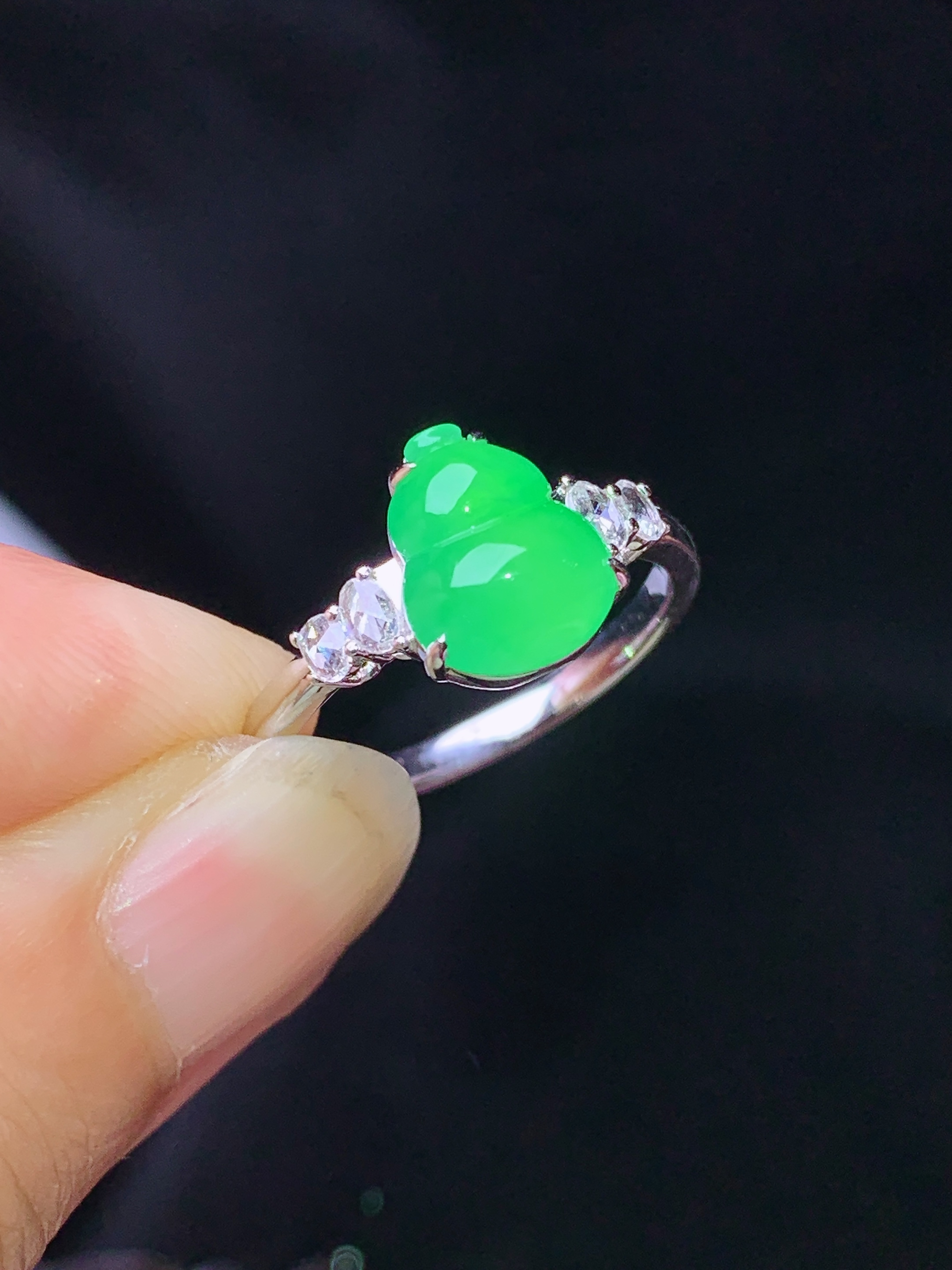 18k金钻镶嵌翠绿葫芦戒指 玉质细腻 色泽艳丽清新 水润亮眼 圈口14 裸石尺寸9.5*7.7*4.2m5