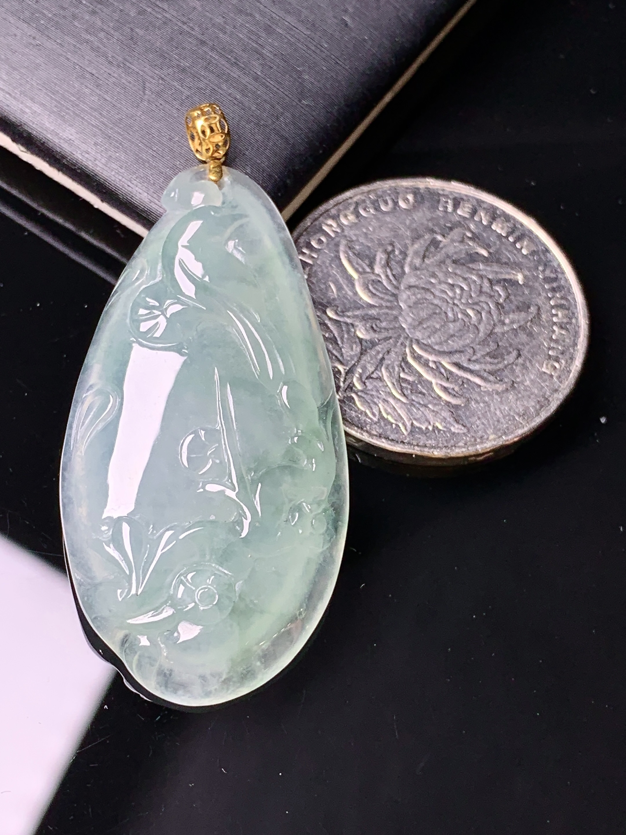 18k金镶嵌冰种雕花福瓜吊坠 玉质细腻 色泽艳丽清新 水润亮眼 整体尺寸44.3*20.2*5.5d1