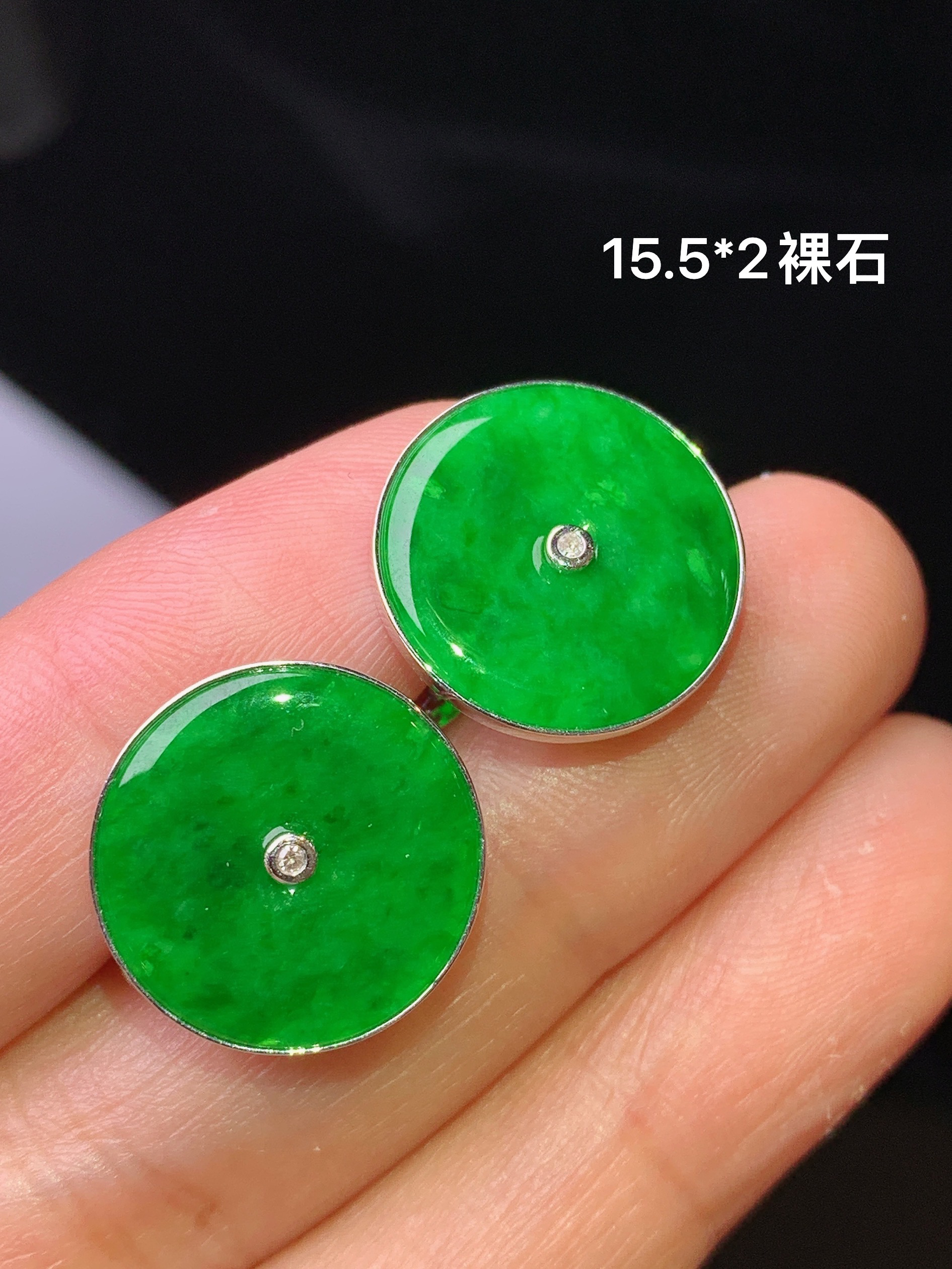 18k金镶嵌满绿平安扣吊坠 玉质细腻 色泽艳丽清新 水润亮眼 裸石尺寸15.5*2