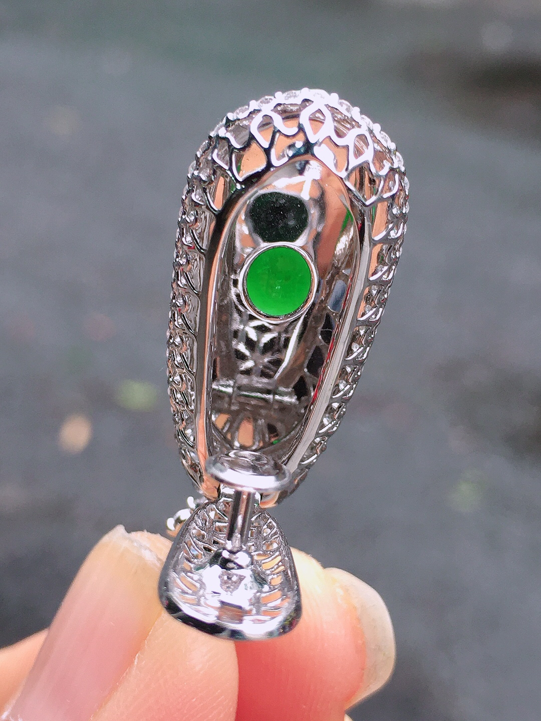 阳绿福豆吊坠，色泽均匀艳丽，玉质细腻，荧光感超
强，饱满圆润，尽显优雅气质，18k
金豪华镶嵌