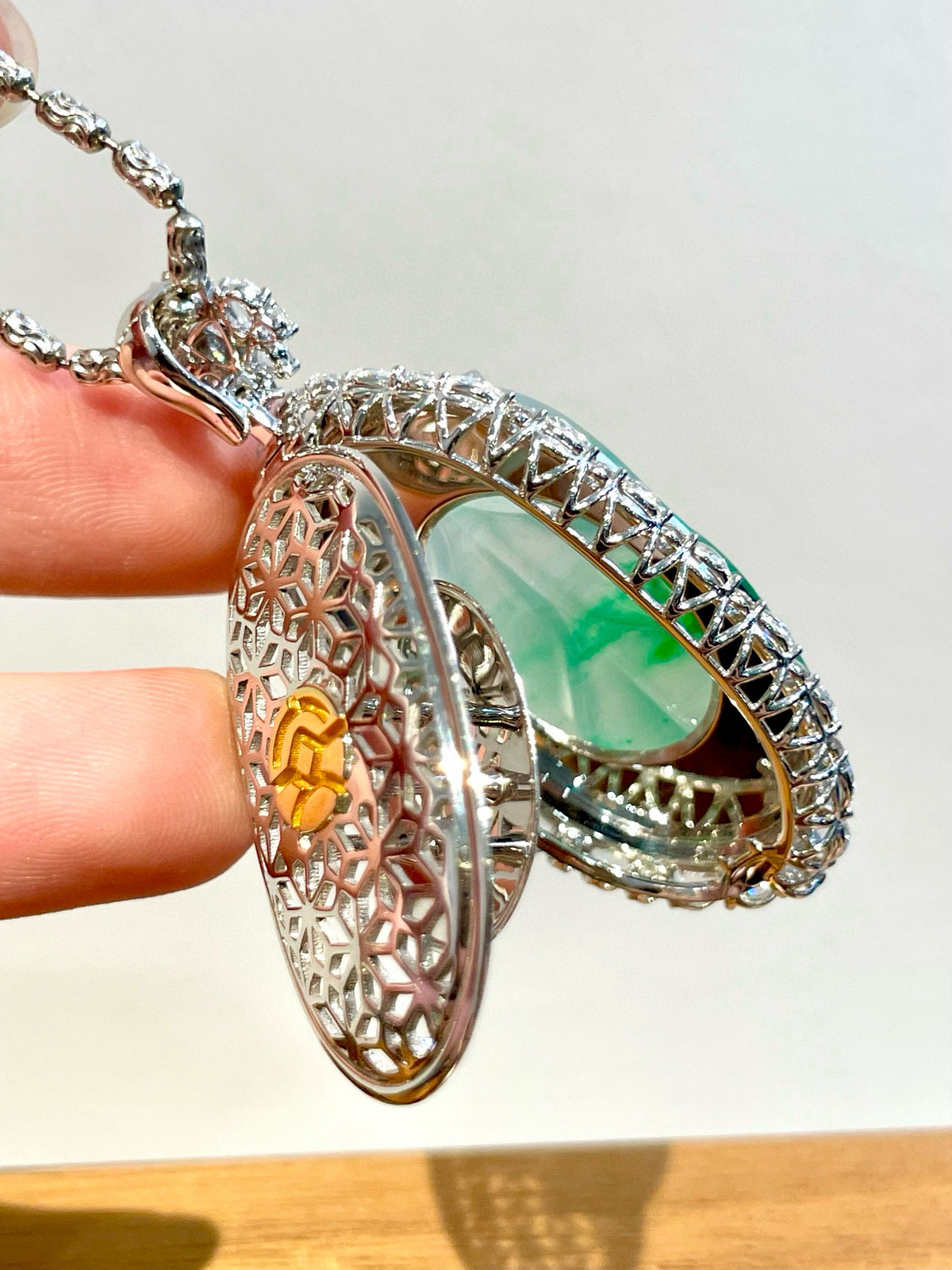 ️ 18K飘绿叶子吊坠
线条圆润流畅，造型饱满大气，每一处都尽显匠心，寓意称心如意、福运绵长，上身后温婉雅致，翠色衬得肤色白皙，自带东方古韵
尺寸：整体47.5*24.1*11.6裸石32.1*20.2