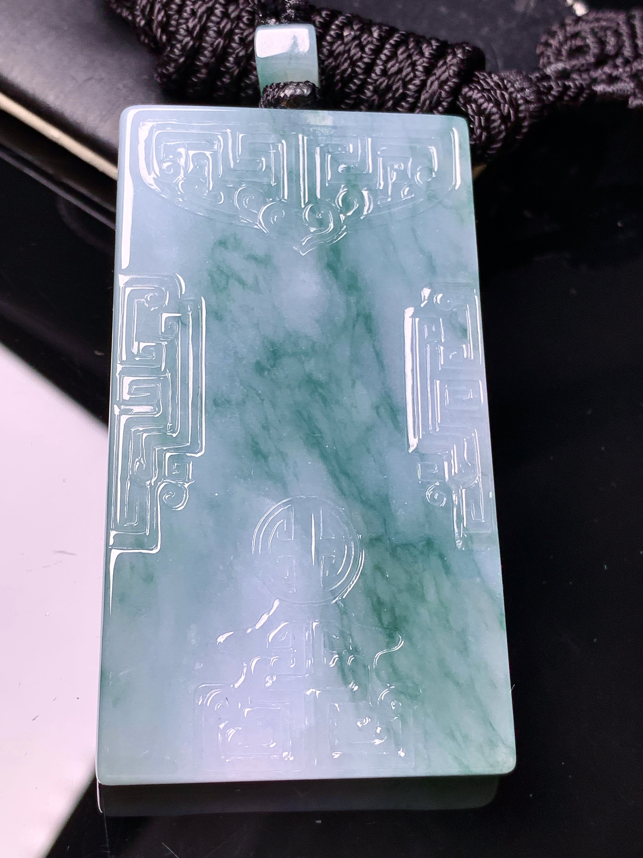 飘花无事牌吊坠 玉质细腻 色泽艳丽清新 水润亮眼 整体尺寸60.3*35*6L1