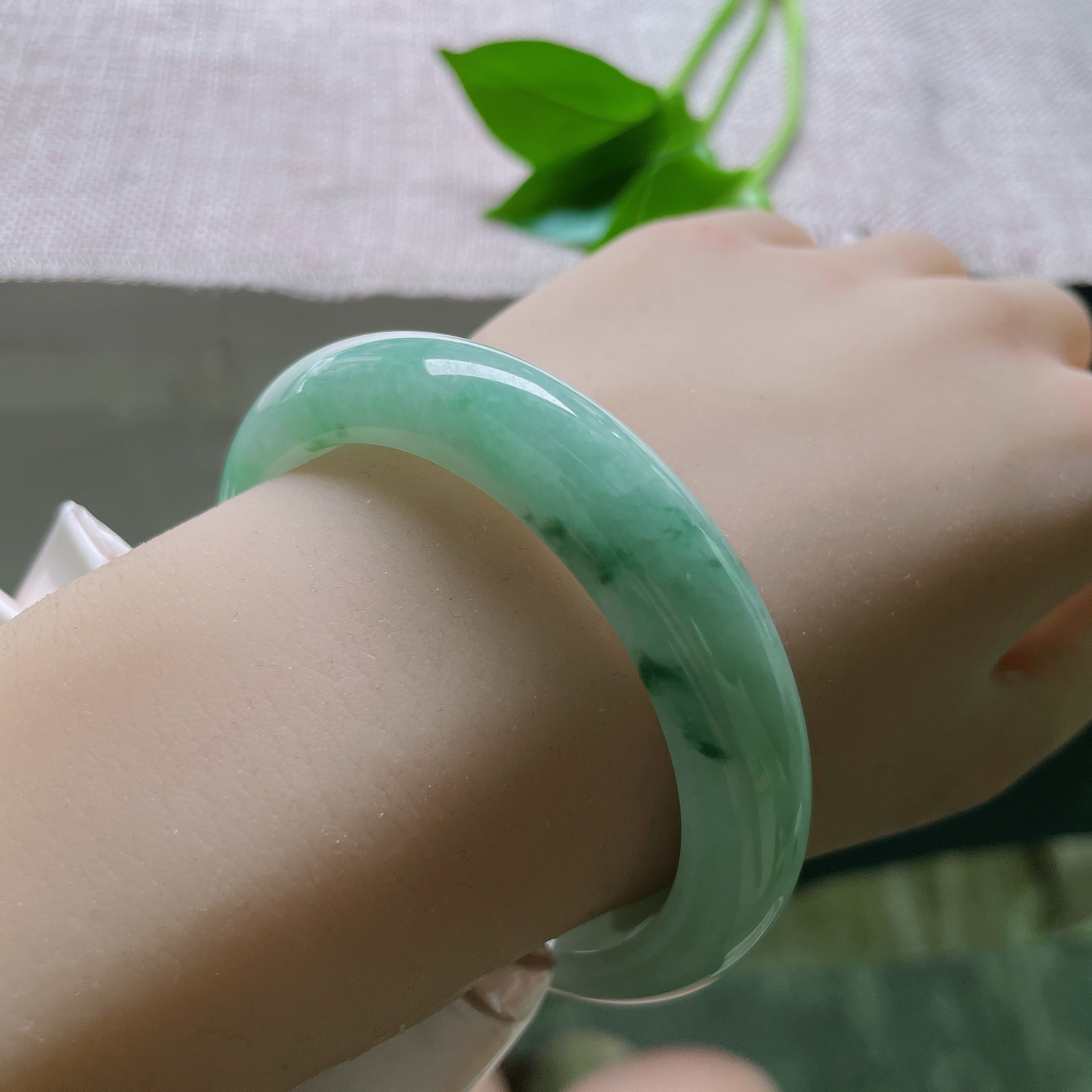 54.8/11.8/8.4，飘绿花，水润，细腻，优雅，无纹裂