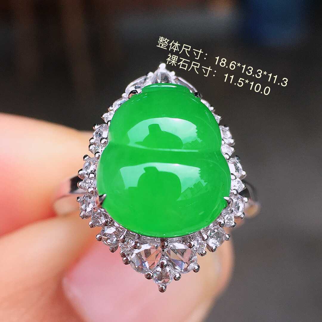 阳绿葫芦戒指，色泽均匀艳丽，玉质细腻，荧光感超
强，饱满圆润，尽显优雅气质，18k
金豪华镶嵌