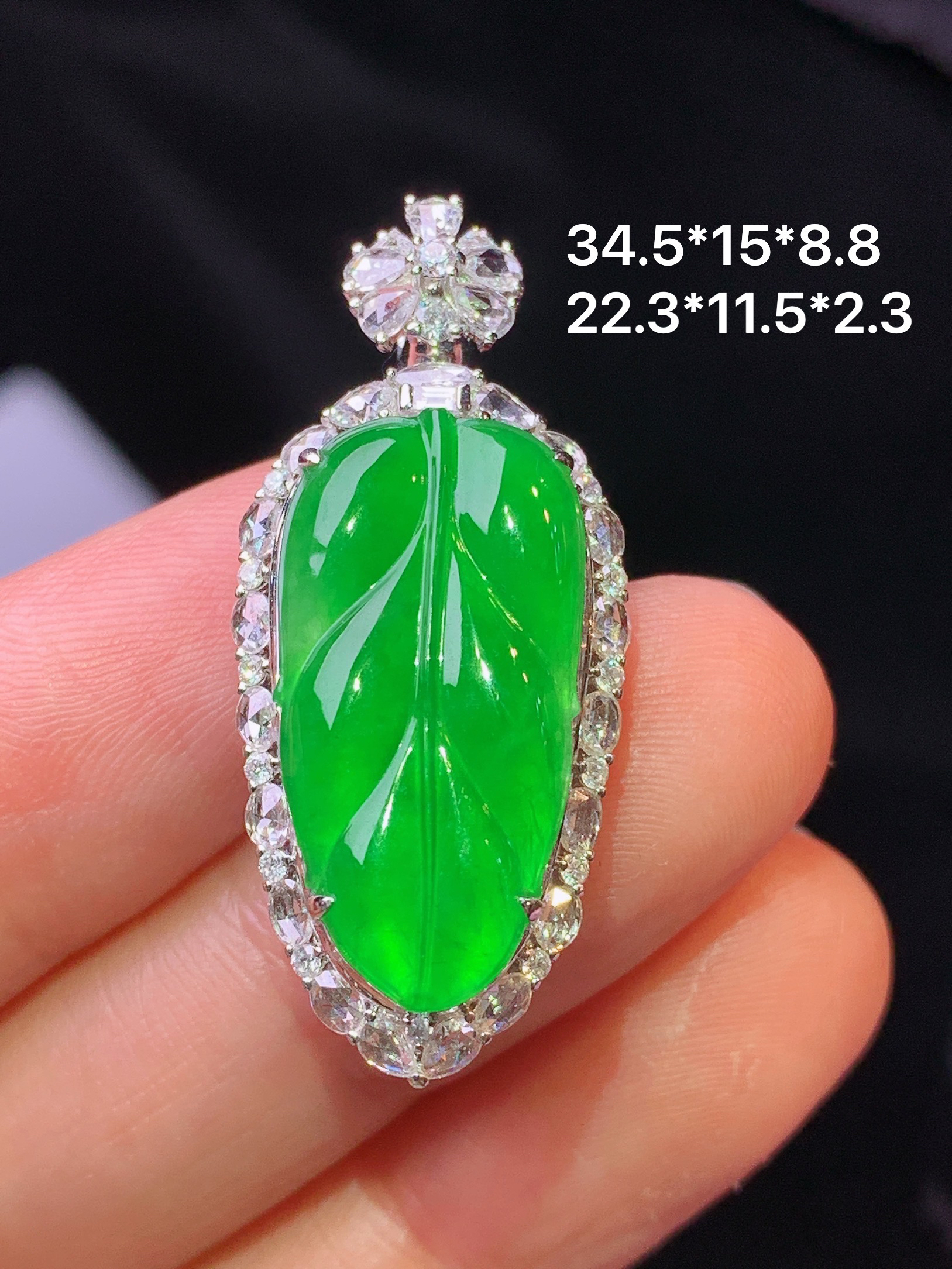 18k金钻镶嵌翠绿树叶吊坠 玉质细腻 色泽艳丽清新 水润亮眼 整体尺寸34.5*15*8.8m5