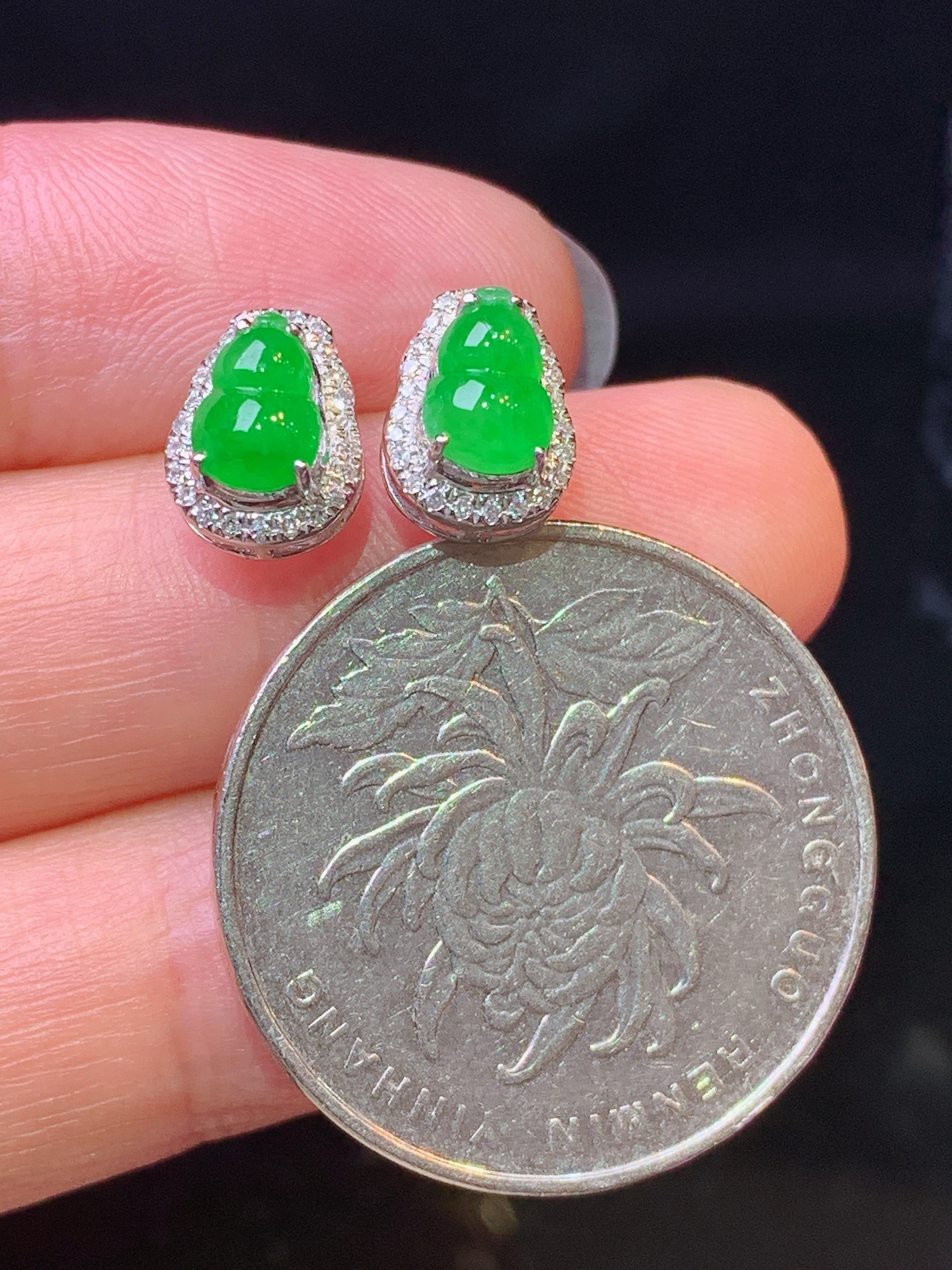 18k金钻镶嵌满绿葫芦耳钉 玉质细腻 色泽艳丽清新 水润亮眼 整体尺寸9.3*7*5.6f1