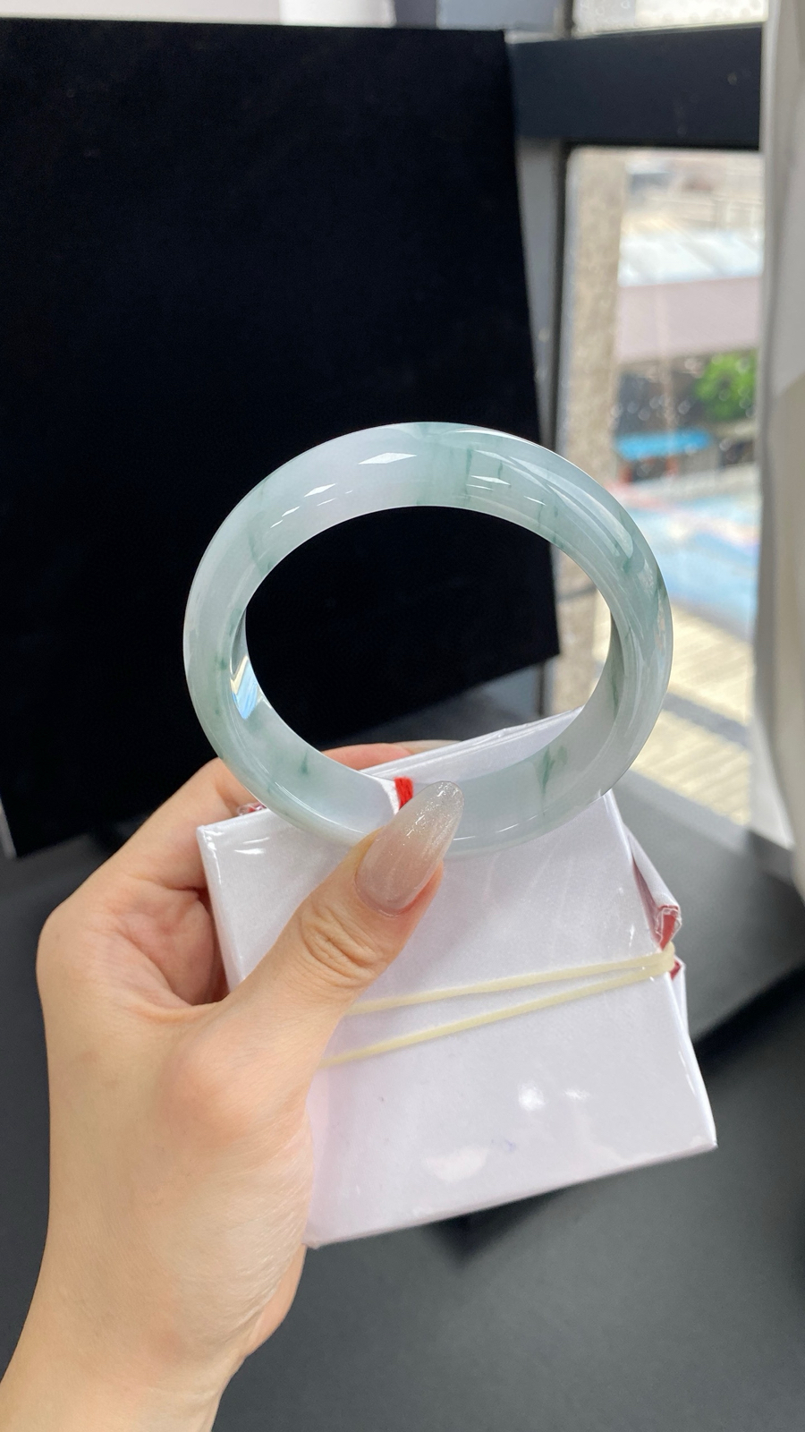 【宽版飘花正圈手镯】
尺寸：60-17-9.8
自然光无滤镜，原图直出