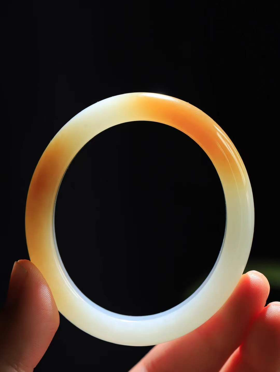 【贵妃镯.玉腕清响】    

精品和田玉糖白玉贵妃镯，玉质温润细腻 油性十足 相传杨贵妃十分喜爱椭圆形态手镯，后人称其为贵妃镯。因其形与人手腕形相吻合，佩戴更服帖，别具妩媚风格。
重46.3克   正圈内径54-50.3mm尺寸11.8-8.2mm   fDA-88361848