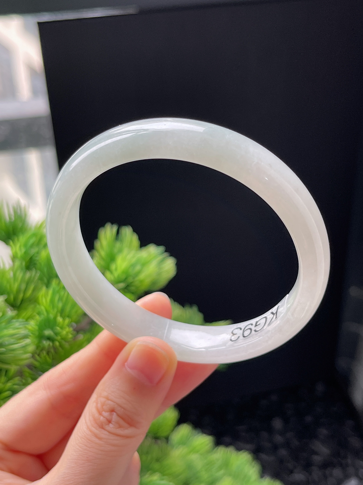 正圈58.4圈口，翡翠糯化种淡绿色手镯