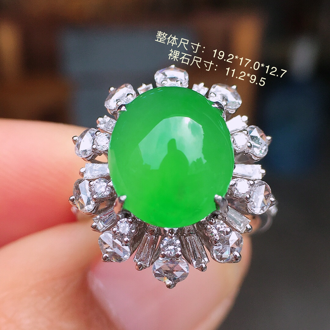 阳绿葫芦戒指，色泽均匀艳丽，玉质细腻，荧光感超
强，饱满圆润，尽显优雅气质，18k
金豪华镶嵌