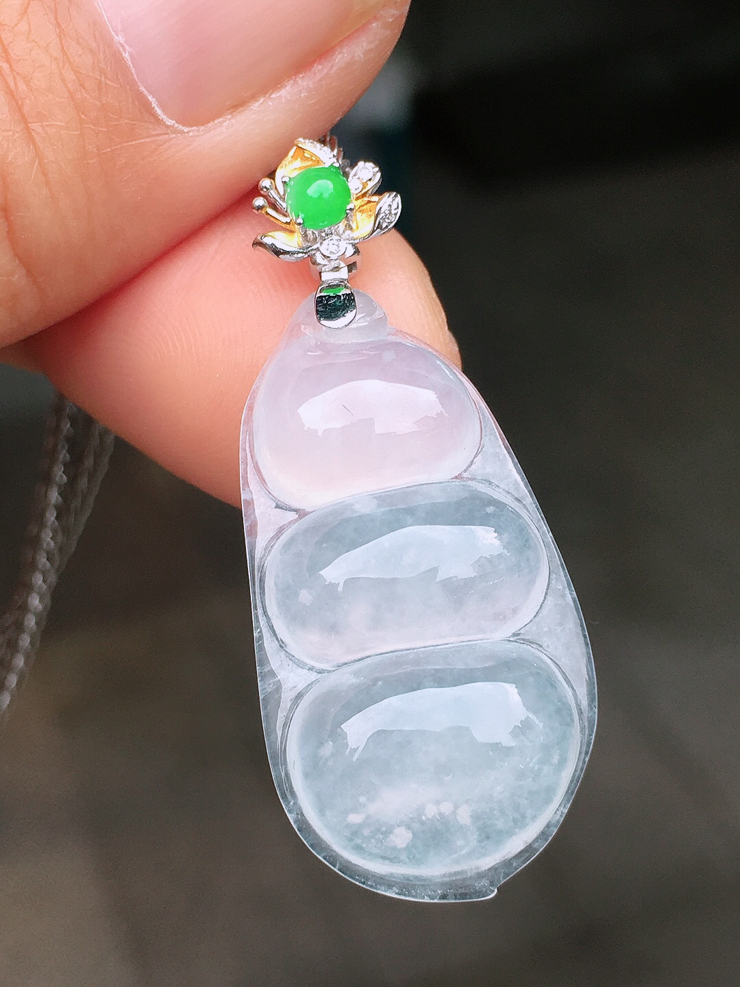 冰种福豆吊坠，玉质细腻，荧光感超
强，饱满圆润，尽显优雅气质，18k
金豪华镶嵌