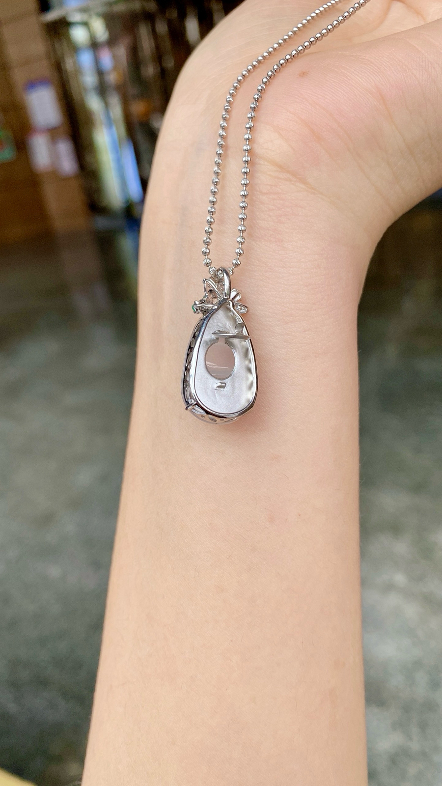 ‮ 
自然光‮· ‬‎ 茅台‮冰白‬‎福豆吊坠

18K · 整：26‮7.‬‎*12‮5.‬‎*‮m8‬‎m
          裸：21‮1.‬‎*12.5‮4*‬‎.4mm