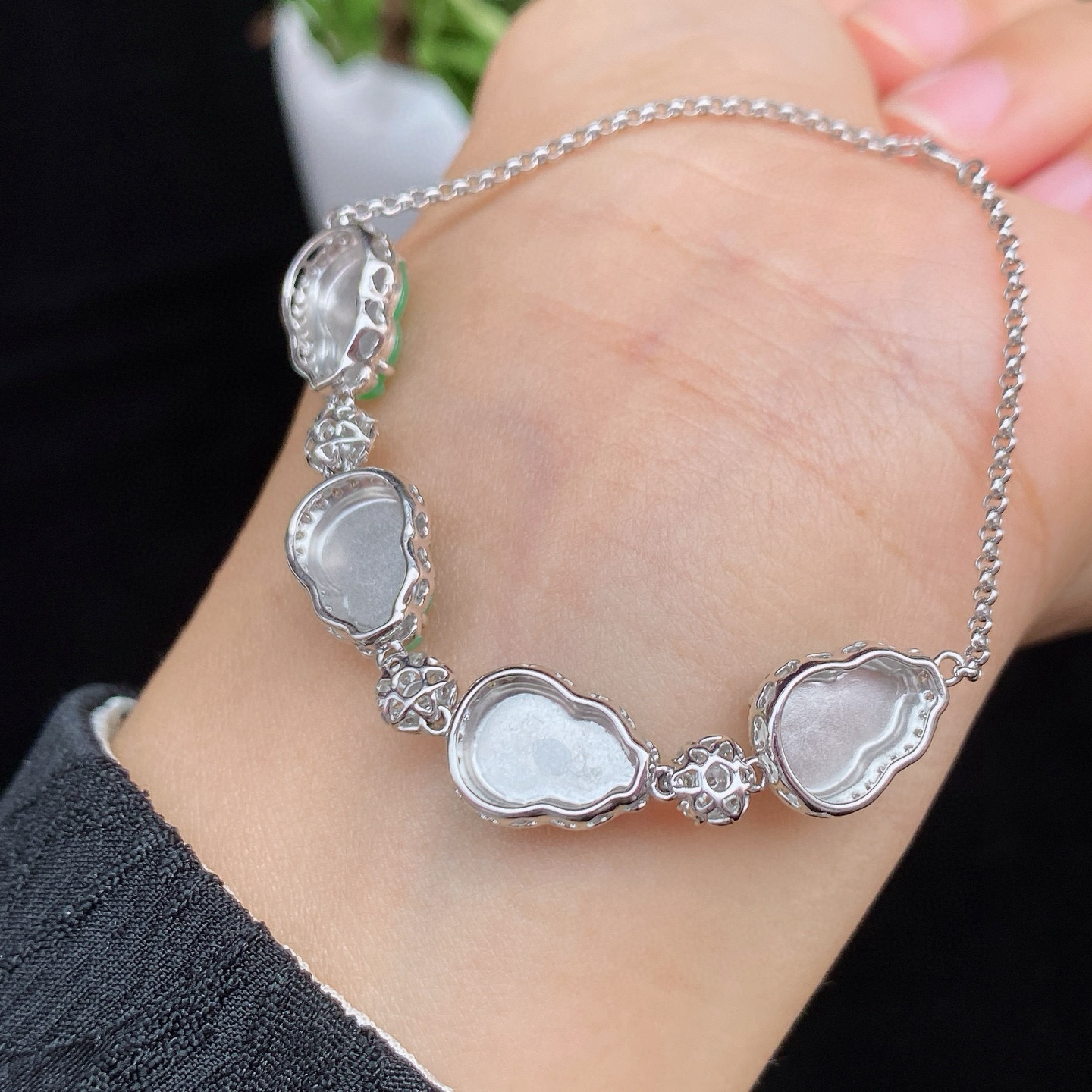 冰阳绿葫芦手链 
葫芦颗颗饱满圆润，鲜阳明媚
种质细腻，生机勃勃，18k金镶嵌
尺寸如图一  实物更美～