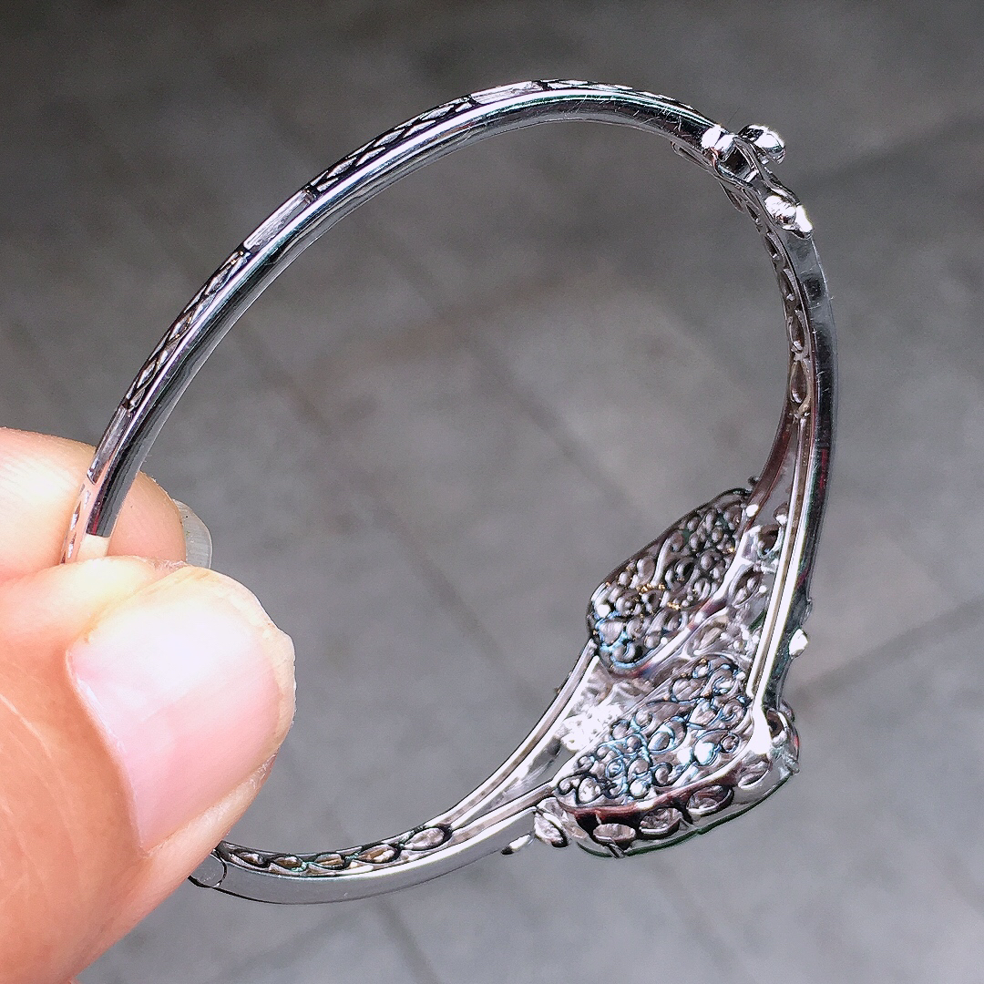 阳绿玉叶手镯，色泽均匀艳丽，玉质细腻，荧光感超
强，饱满圆润，尽显优雅气质，18k
金豪华镶嵌