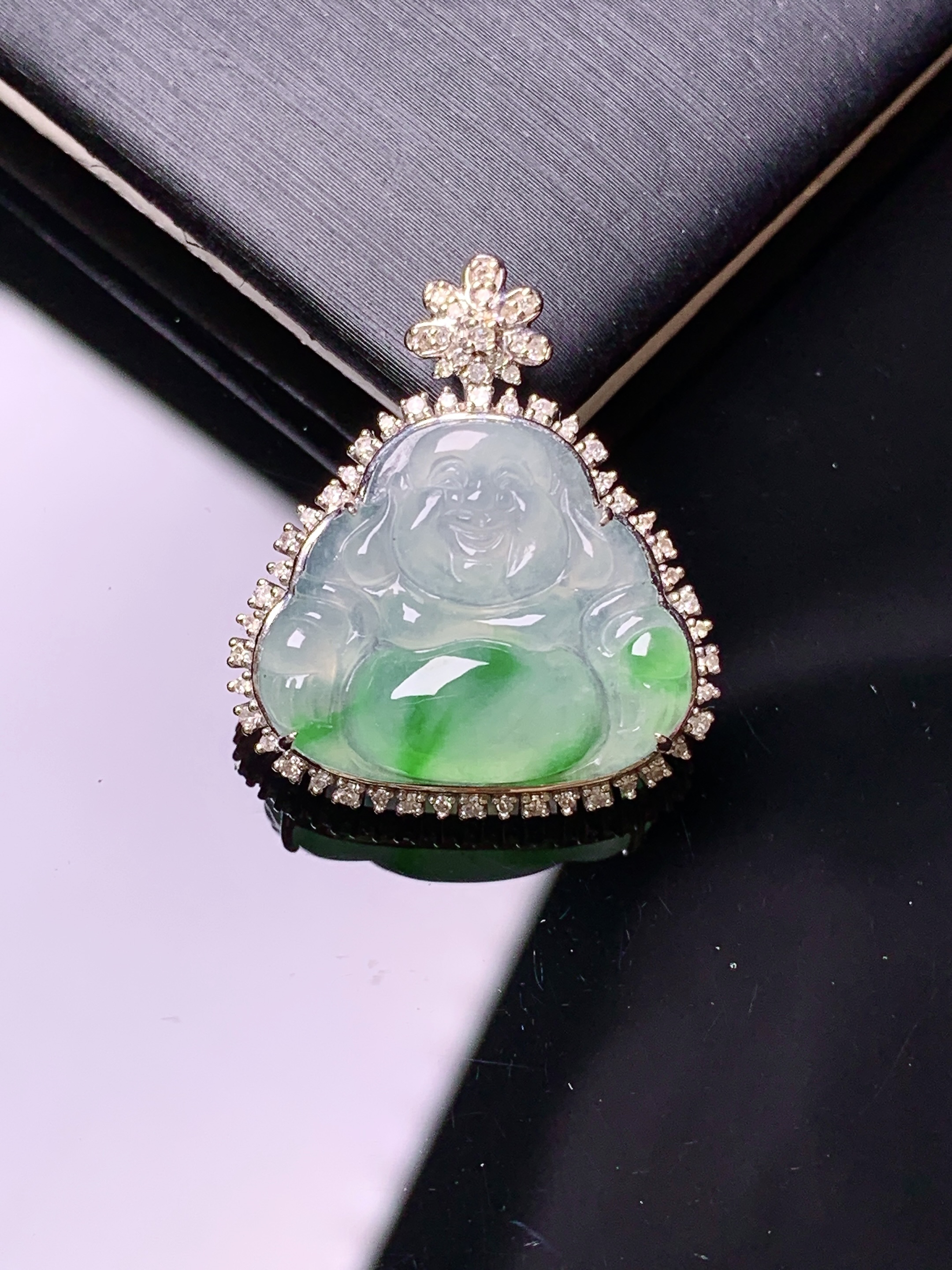 18k金钻镶嵌飘绿佛公吊坠 玉质细腻 色泽艳丽清新 水润亮眼 整体尺寸24.3*21.2*8y4