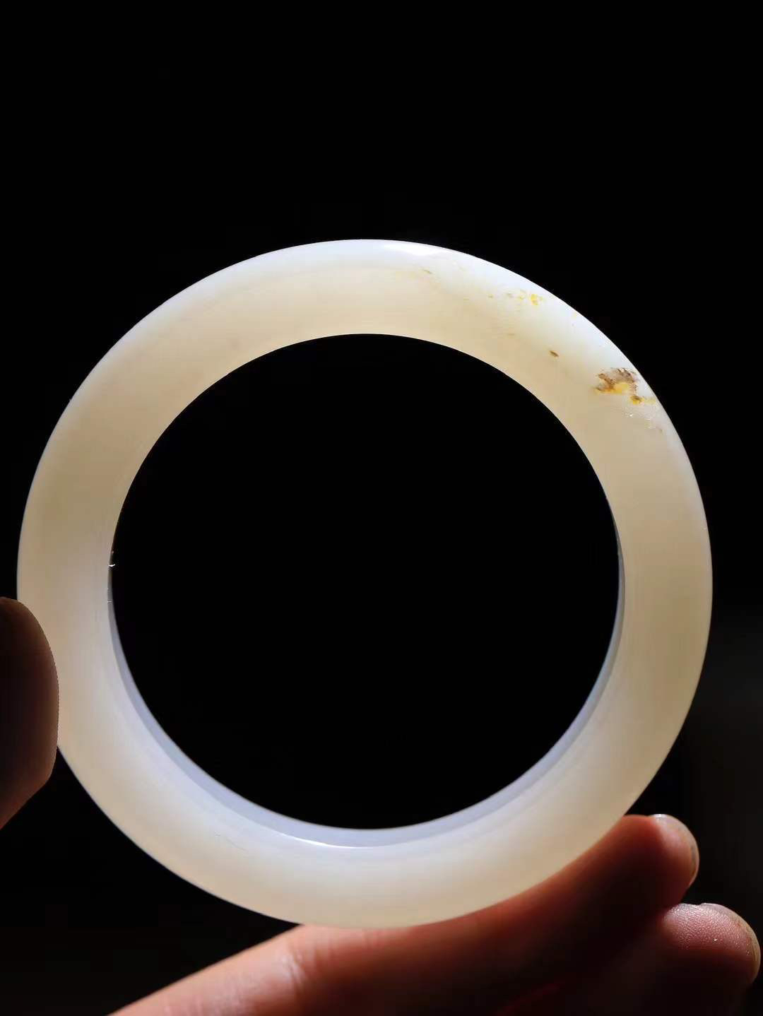 【籽.情有独钟.手镯】

新疆和田籽料手镯 玉质温润细腻 油性十足 手感舒适，高华雅逸，线条流畅，简约大气，美自天成，素雅高贵。佩戴于腕间，婉约之美，举手投足间透出那低调奢华。重84克 内径60mm 尺寸13.5-10.8mm   FDA-36352972