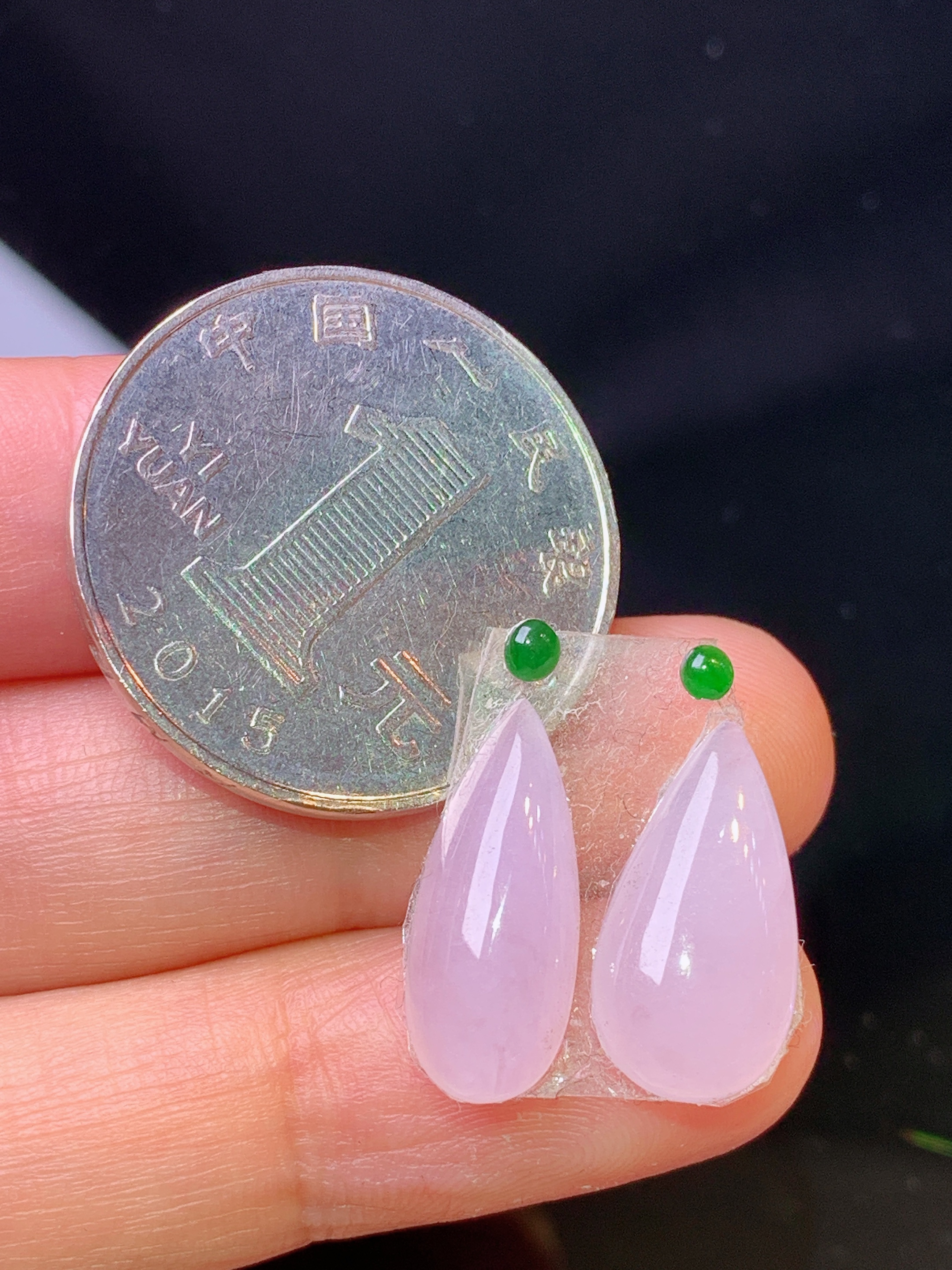 淡紫罗兰水滴一对 玉质细腻 色泽艳丽清新 水润亮眼 整体尺寸16.3*8.5*4.2j3