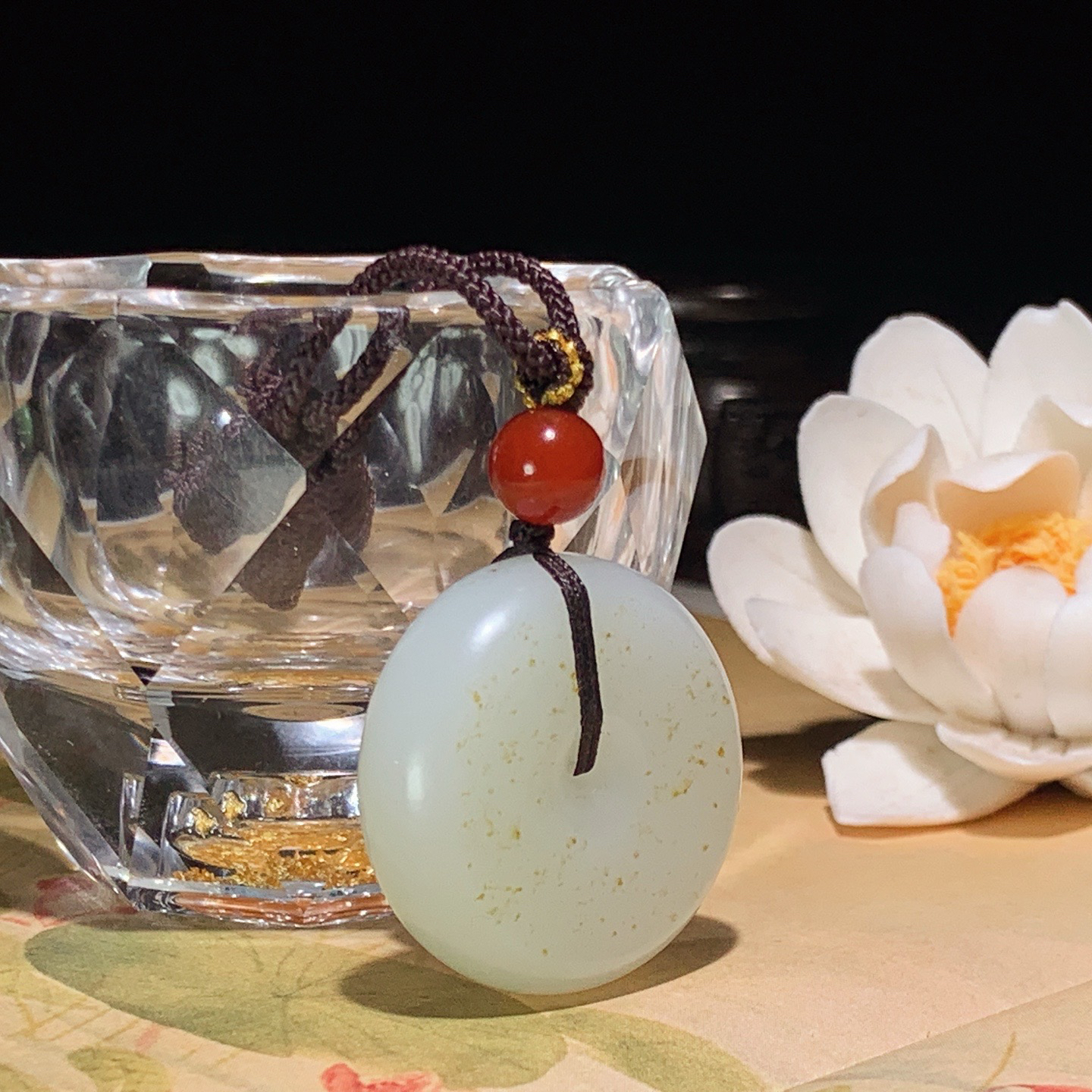 新疆和田玉籽料平安扣挂件。尺寸31/10重23克 玉质细腻油润 底色纯净 脂粉好，品质好。lt260328