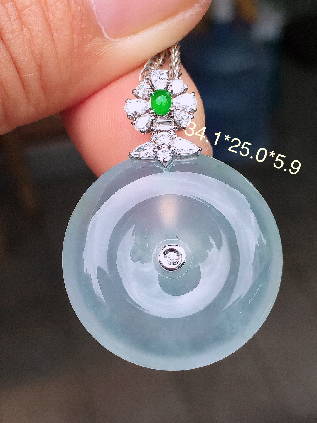 冰种平安扣吊坠，玉质细腻，荧光感超
强，饱满圆润，尽显优雅气质，18k
金豪华镶嵌