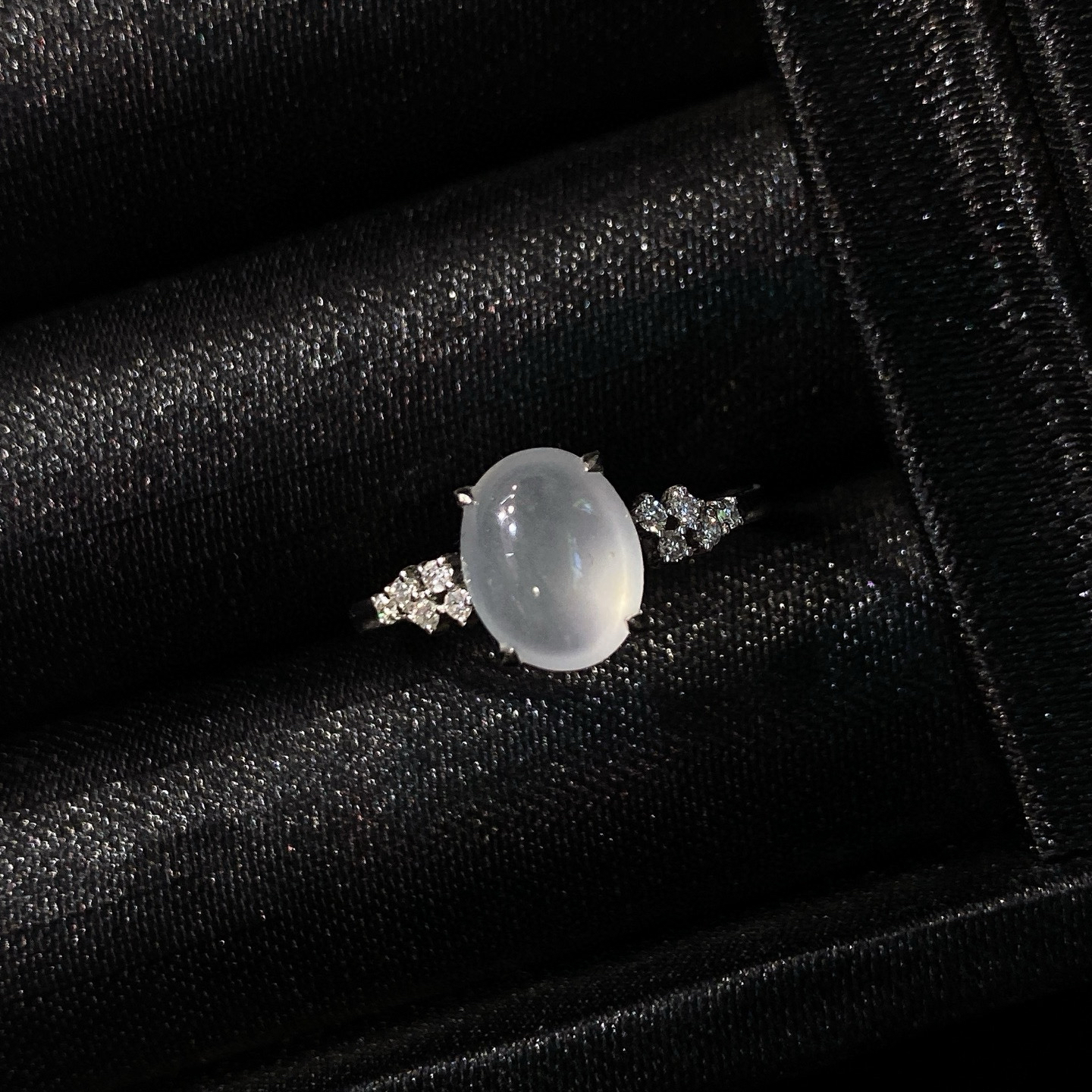 高冰蛋面戒指 
种质细腻，种水超赞
18k金镶嵌，低调又精致
尺寸如图一  实物更美～