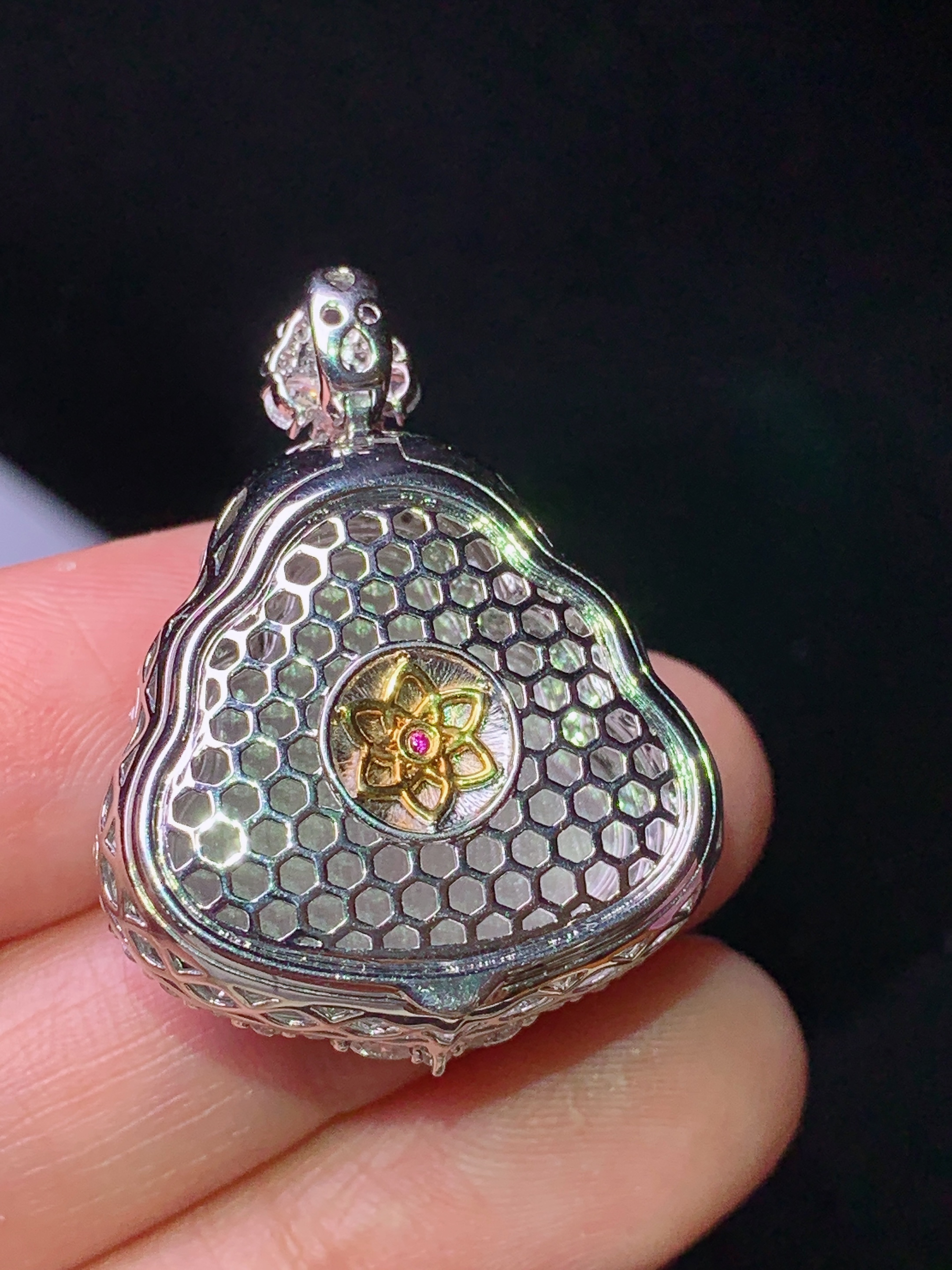 18k金钻镶嵌满绿佛公吊坠 玉质细腻 色泽艳丽清新 水润亮眼 整体尺寸32.8*27.8*10.7m5