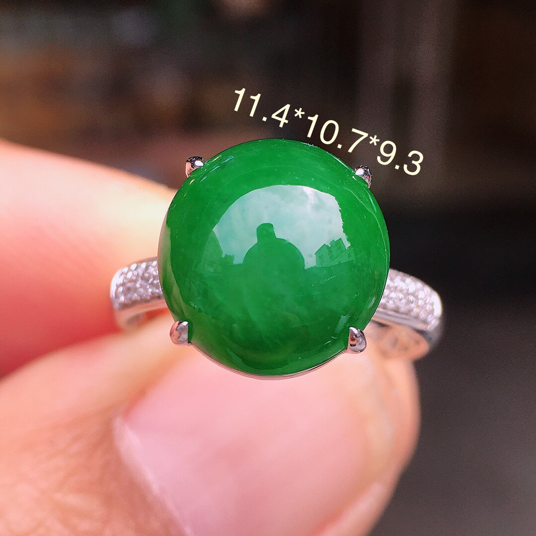 阳绿蛋面戒指，色泽均匀艳丽，玉质细腻，荧光感超
强，饱满圆润，尽显优雅气质，18k
金豪华镶嵌