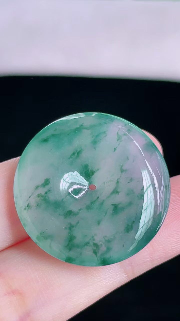 【翡翠名称】老坑种高冰飘花平安扣吊坠
【翡翠尺寸】直径厚度27.3/6mm
【翡翠描述】宝贝种老水足，玉质细腻，色泽靓丽，性价比高，佩戴效果好！
【其它赠送】权威证书/精美挂绳盒子/支持全国复检