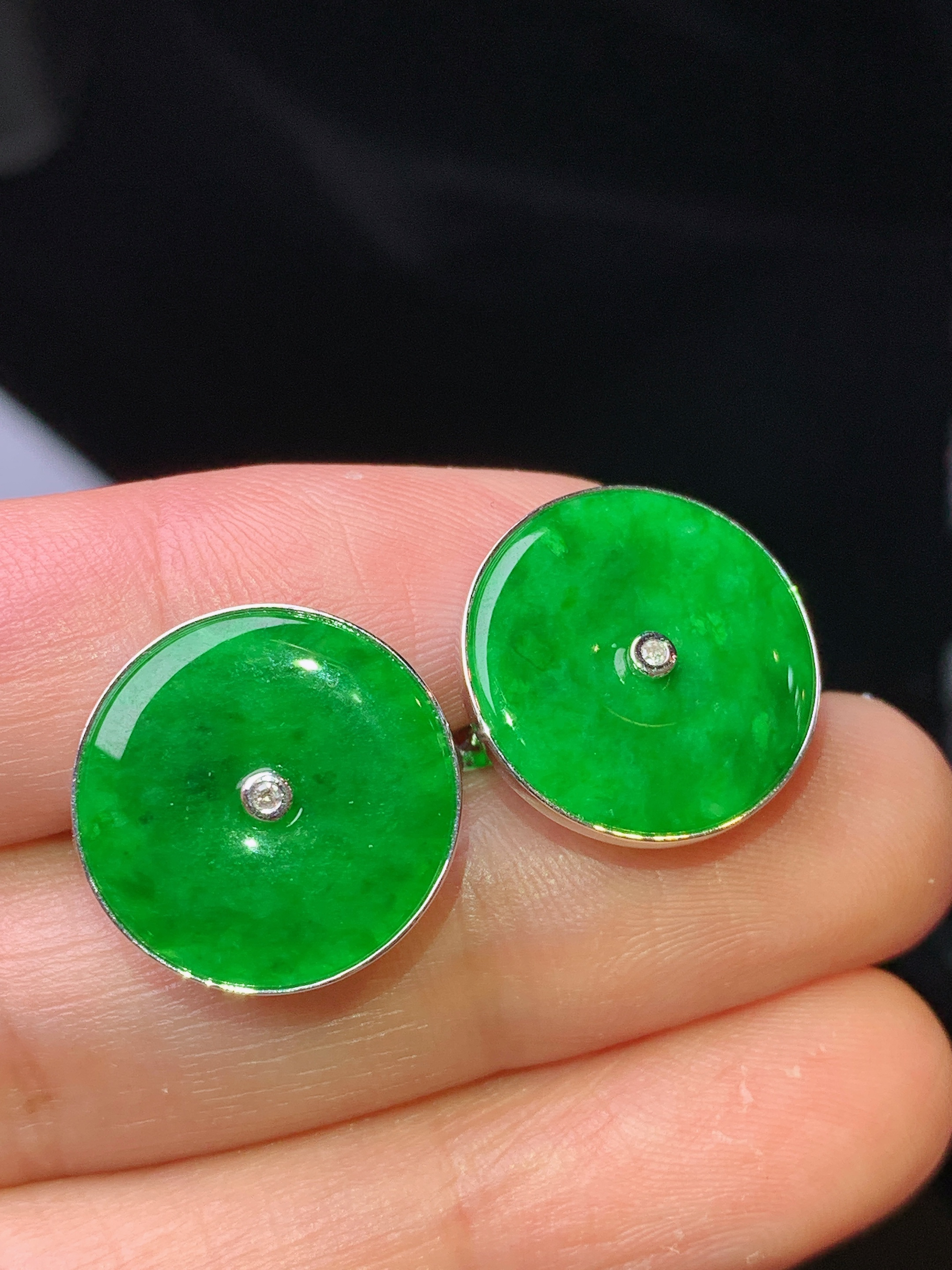 18k金镶嵌满绿平安扣吊坠 玉质细腻 色泽艳丽清新 水润亮眼 裸石尺寸15.5*2