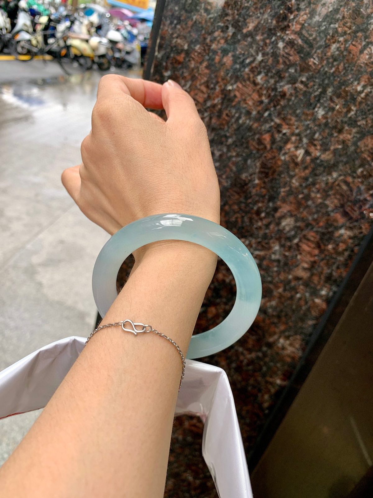 冰蓝圆条
59.2-11.3-11.7
底妆冰透，千变万化的冰晴蓝底色，拥有海的颜色，却散发着星空的光芒，这是一只来自冰川蓝的清冷气质仙女镯。