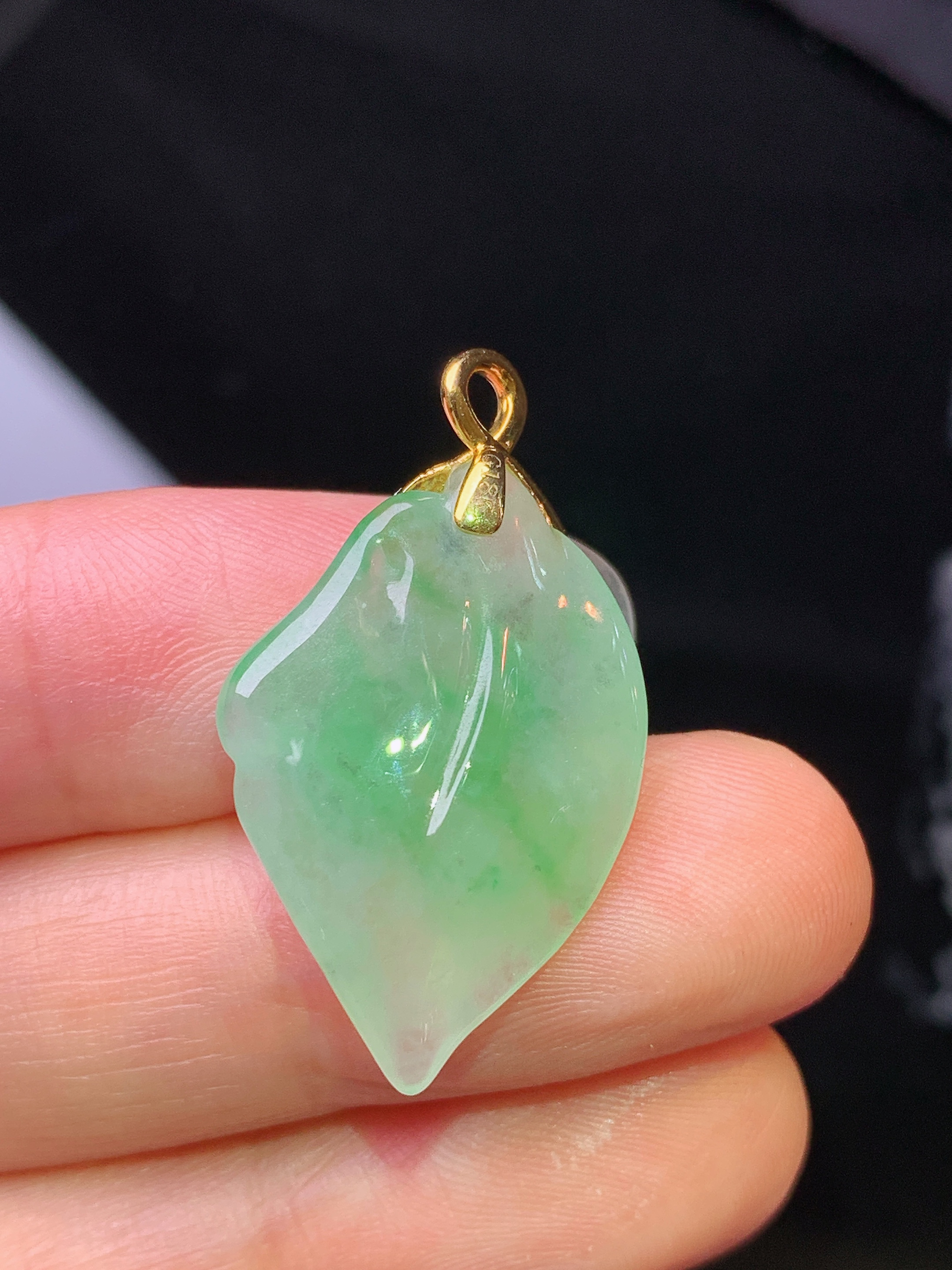 18k金钻镶嵌飘绿随形吊坠 玉质细腻 色泽艳丽清新 水润亮眼 整体尺寸30*17.2*7.6f1