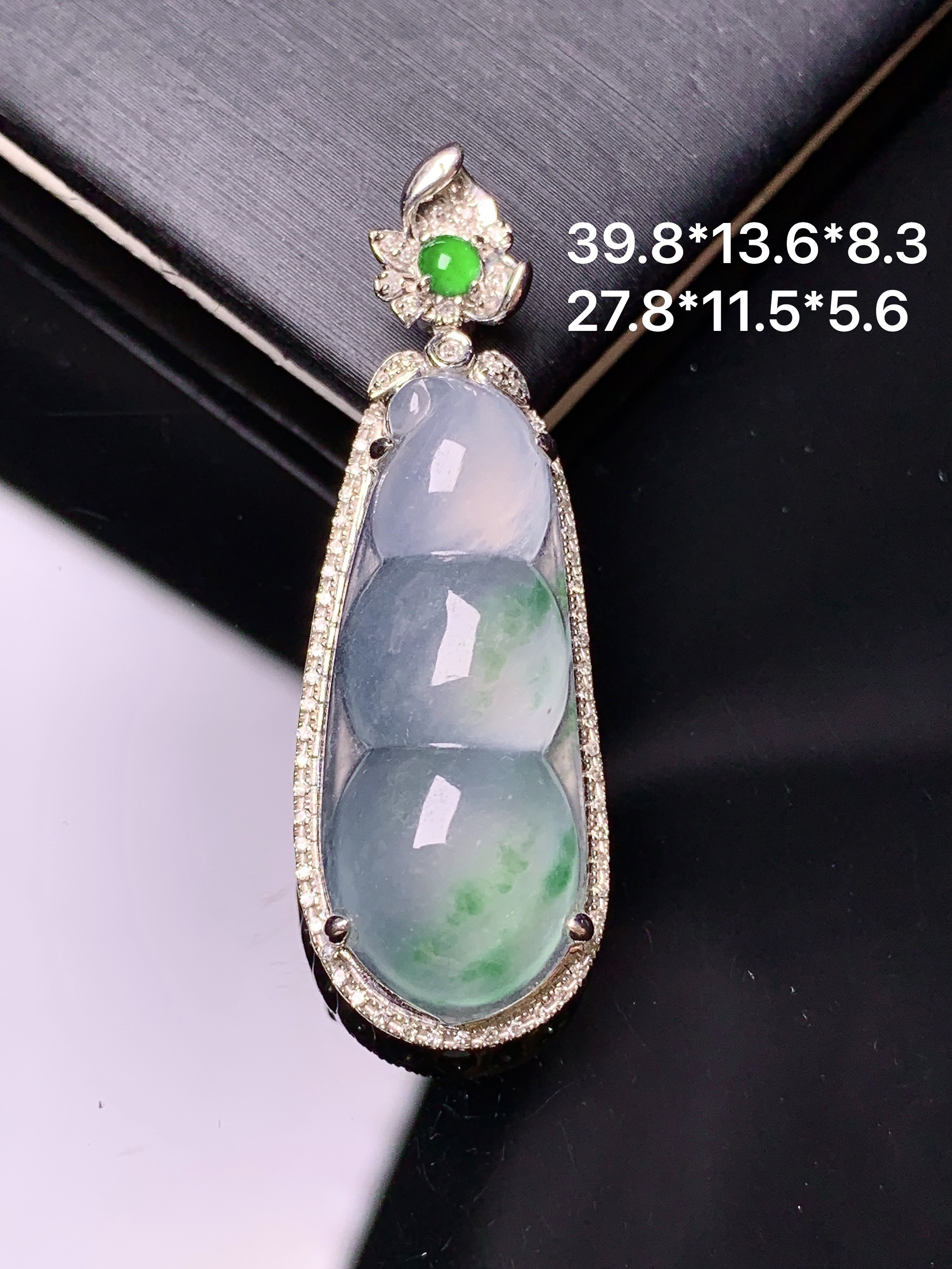 18k金钻镶嵌冰种飘绿四季豆吊坠 玉质细腻 色泽艳丽清新 水润亮眼 整体尺寸39.8*13.6*8.3y4