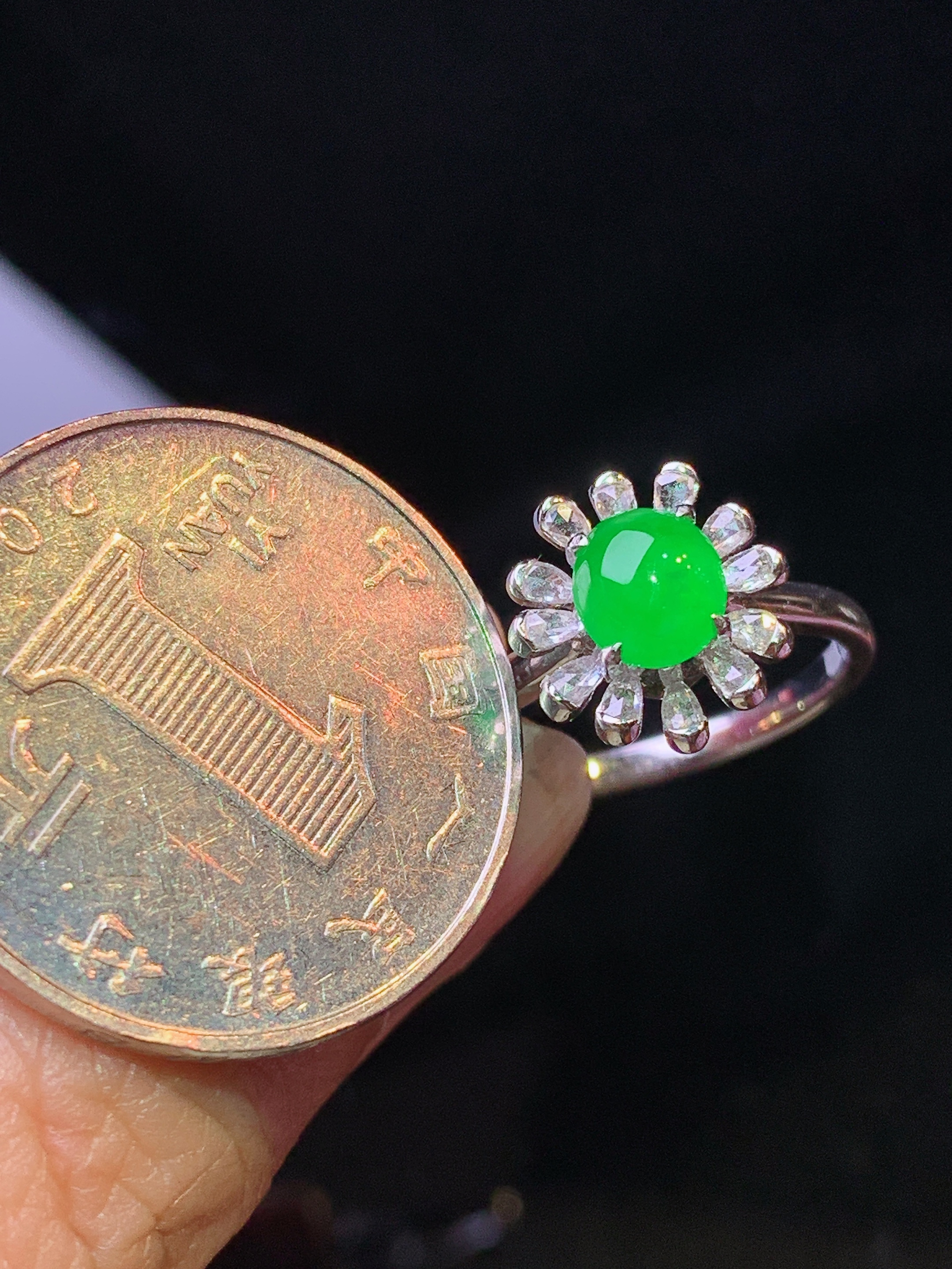 18k金钻镶嵌满绿蛋面戒指 玉质细腻 色泽艳丽清新 水润亮眼 圈口14 整体尺寸11.8*11*8j3