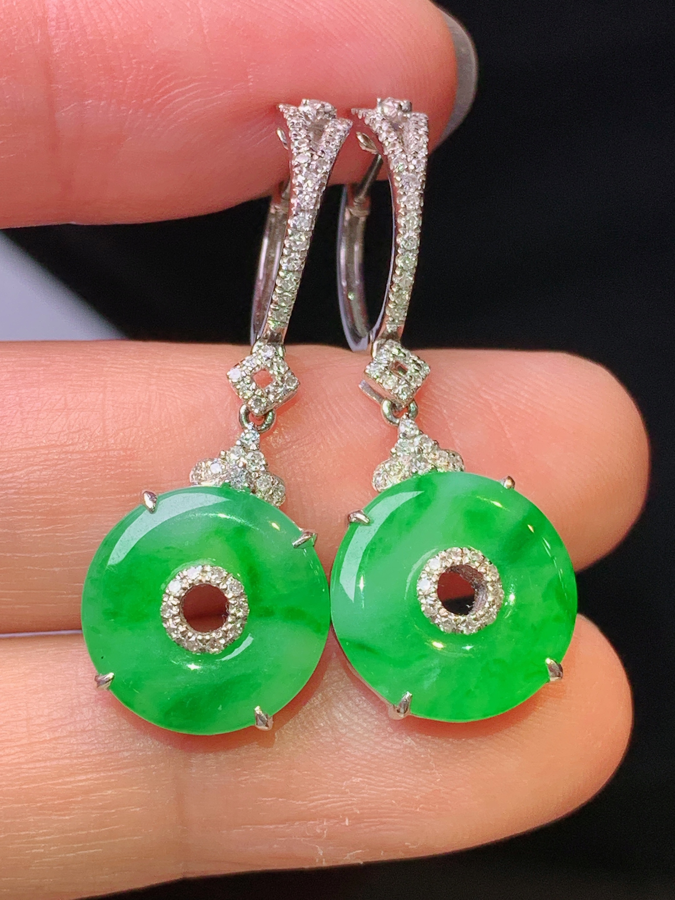 18k金钻镶嵌翠绿平安扣耳坠 玉质细腻 色泽艳丽清新 水润亮眼 整体尺寸32.2*12.5*4.5yz