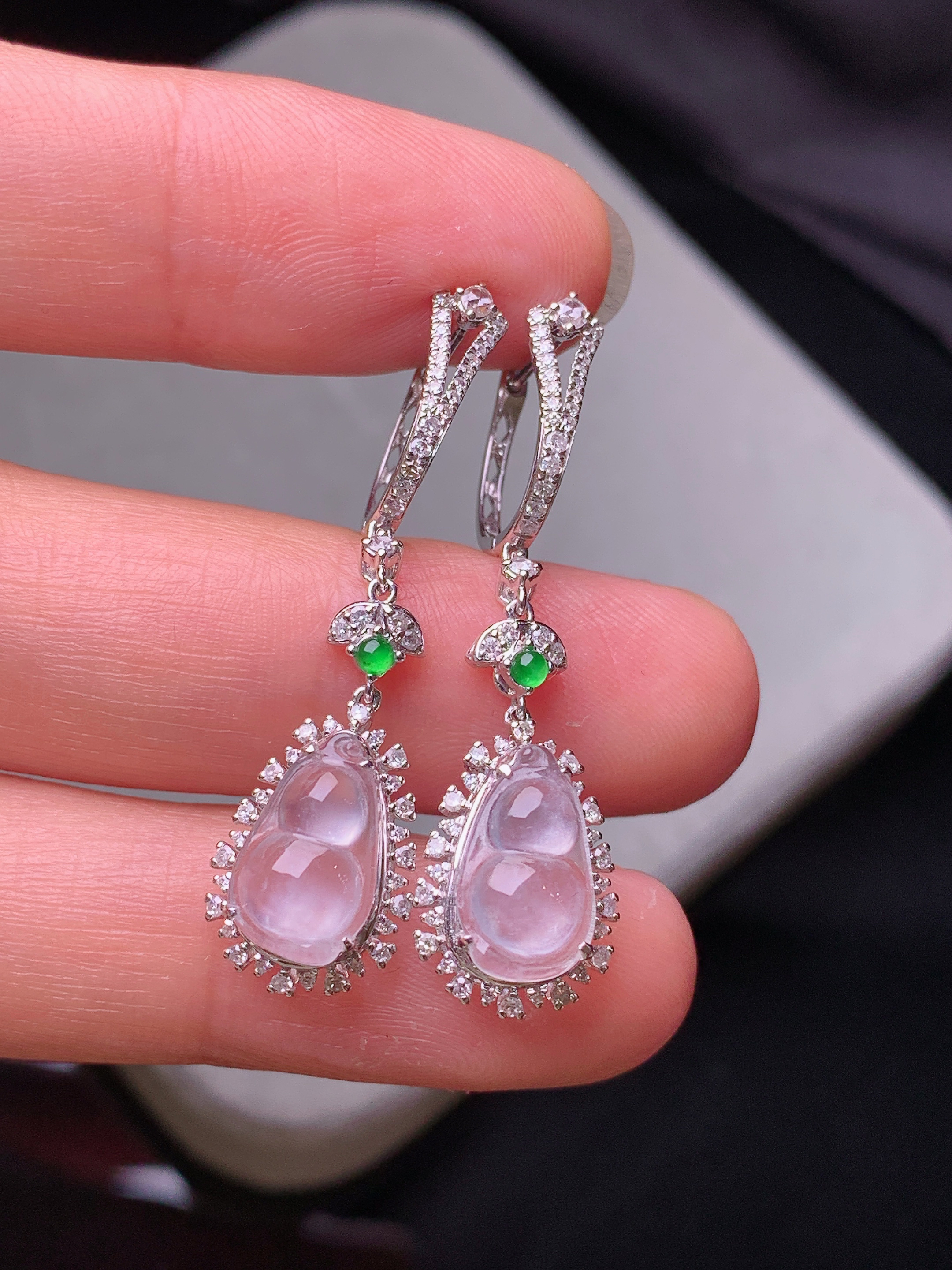 18k金钻镶嵌冰种葫芦耳坠 玉质细腻 色泽艳丽清新 水润亮眼 整体尺寸35*10*7z2