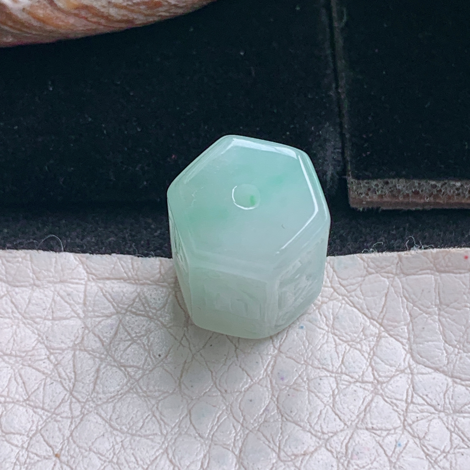 py实拍15*11.6缅甸翡翠冰润浅绿六字真言路路通玉吊坠 玉挂件