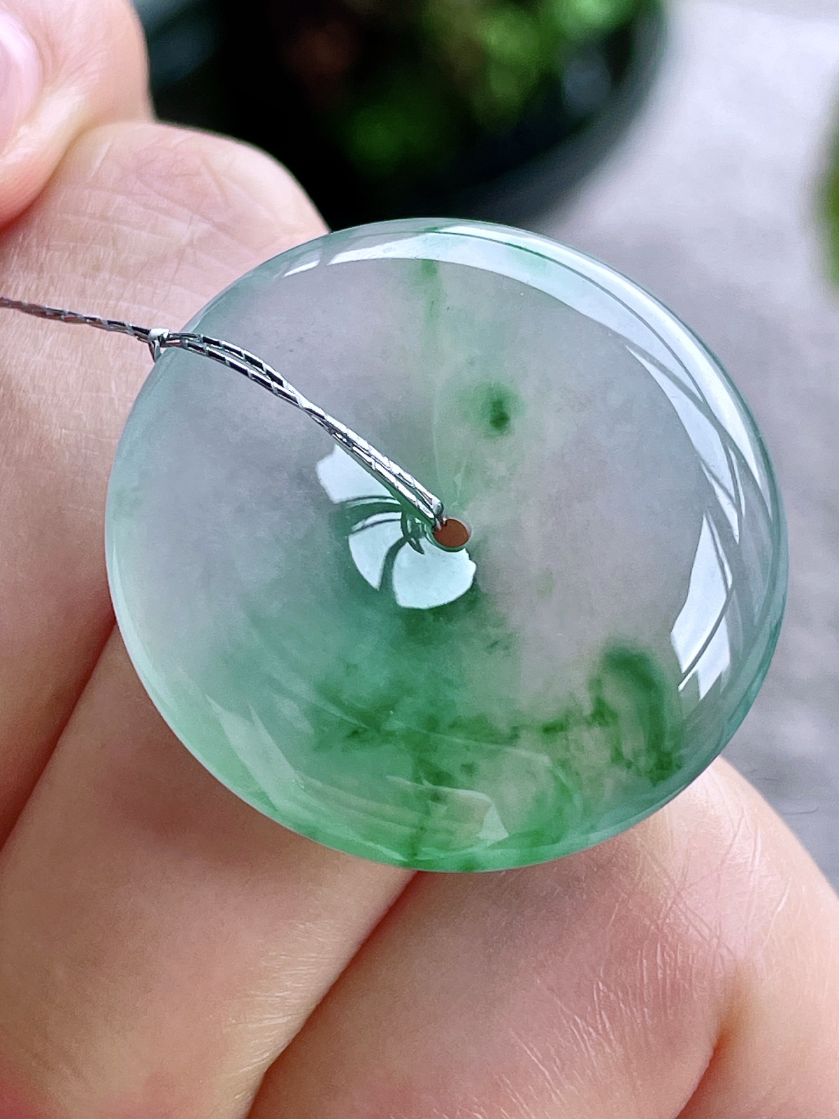 【裸石】冰飘绿花平安扣吊坠
【说明】缅料 性价比高 飘花
【尺寸】28.6-5.9