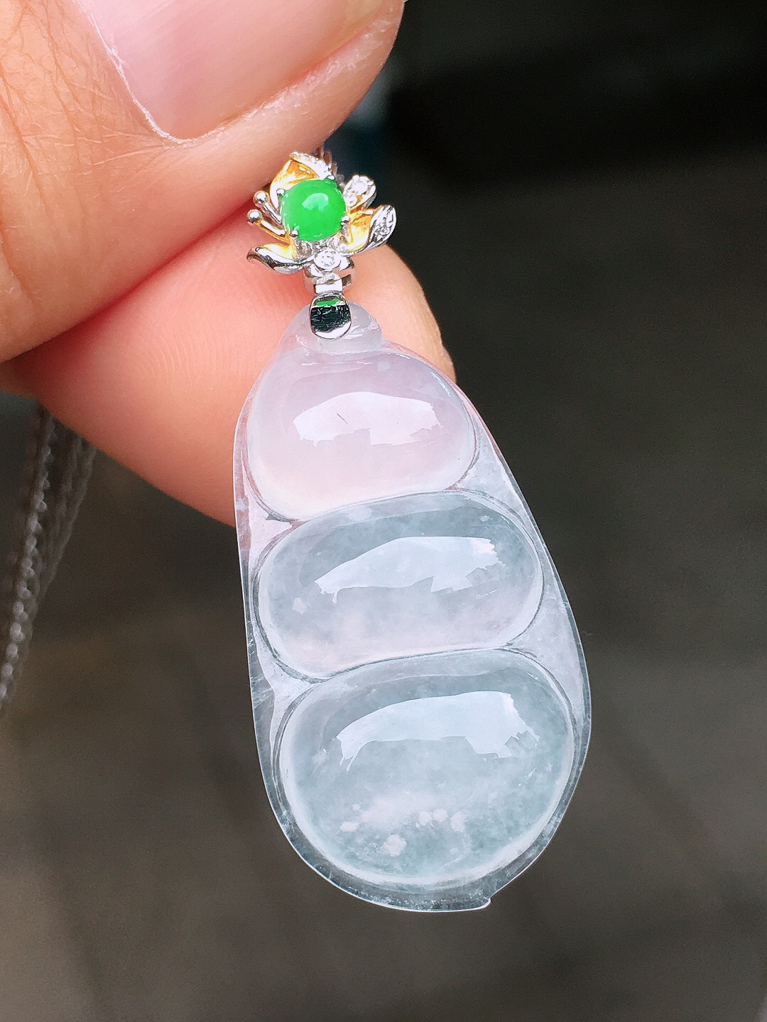 冰种福豆吊坠，玉质细腻，荧光感超
强，饱满圆润，尽显优雅气质，18k
金豪华镶嵌